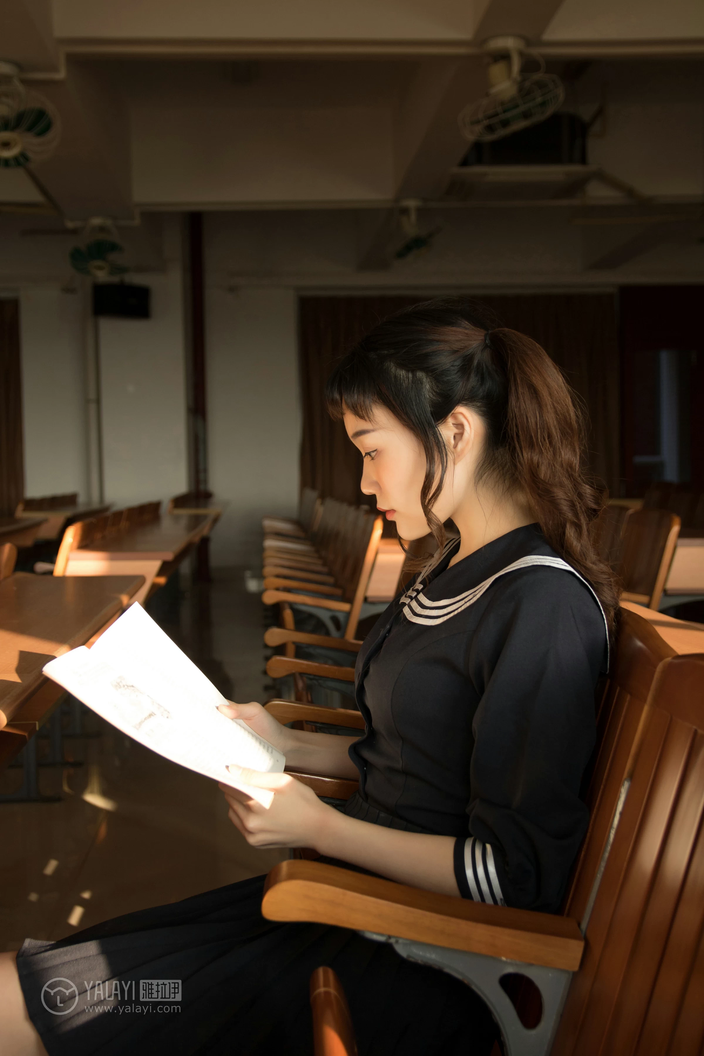 [YALAYI雅拉伊]NO.147 等 奥莉 黑色高中女生制服裙清纯可爱私房写真集第8张