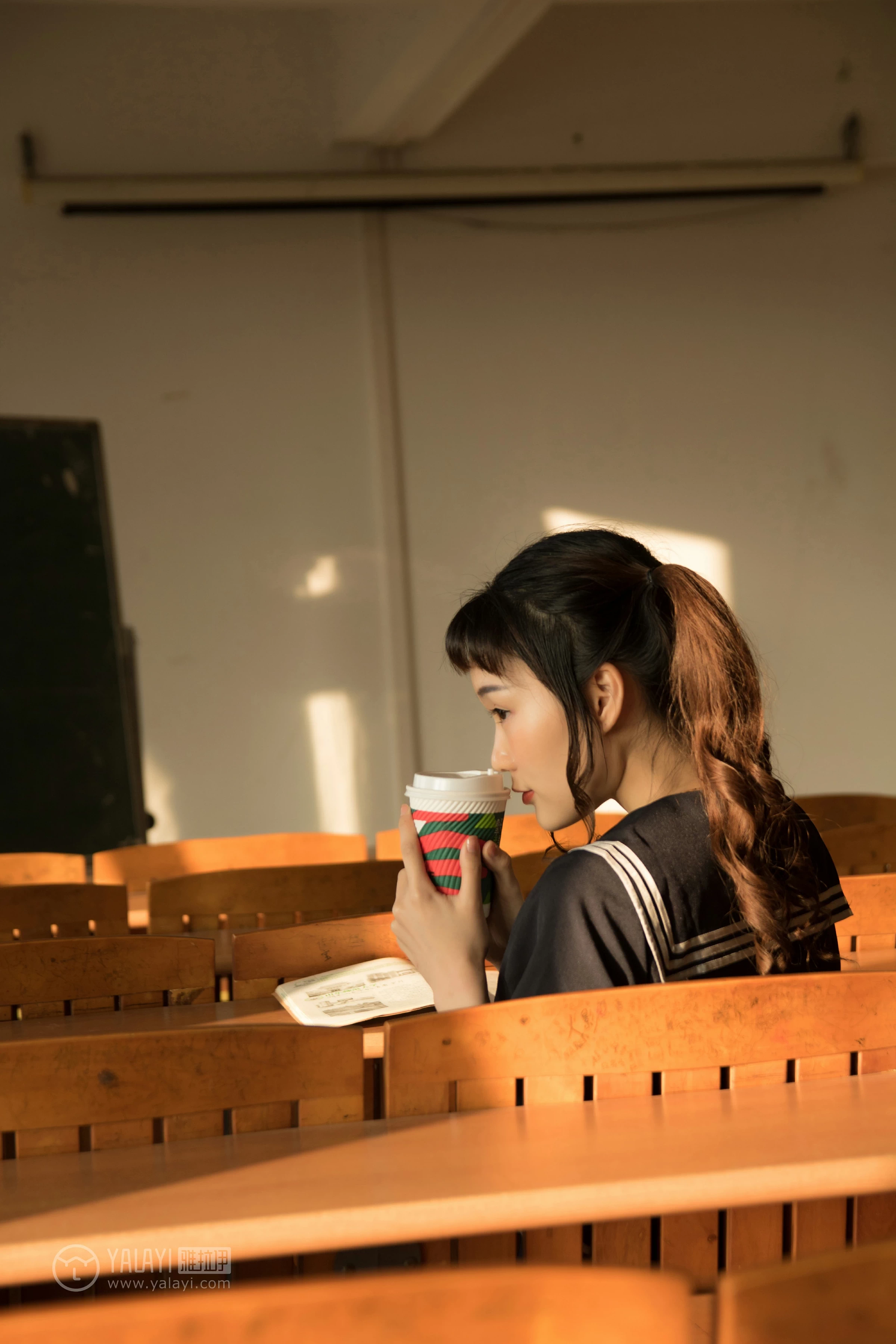 [YALAYI雅拉伊]NO.147 等 奥莉 黑色高中女生制服裙清纯可爱私房写真集第13张