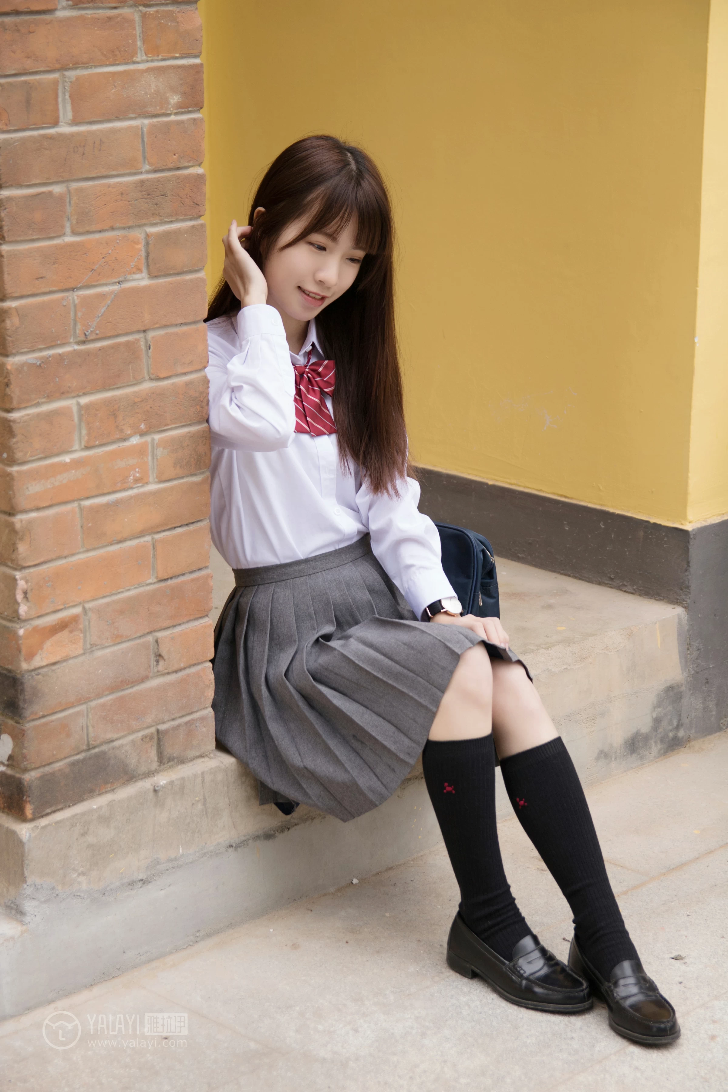 [YALAYI雅拉伊]NO.148 青春的梦 Toki 高中女生制服 白色衬衫加灰色短裙清纯可爱私房写真集第2张