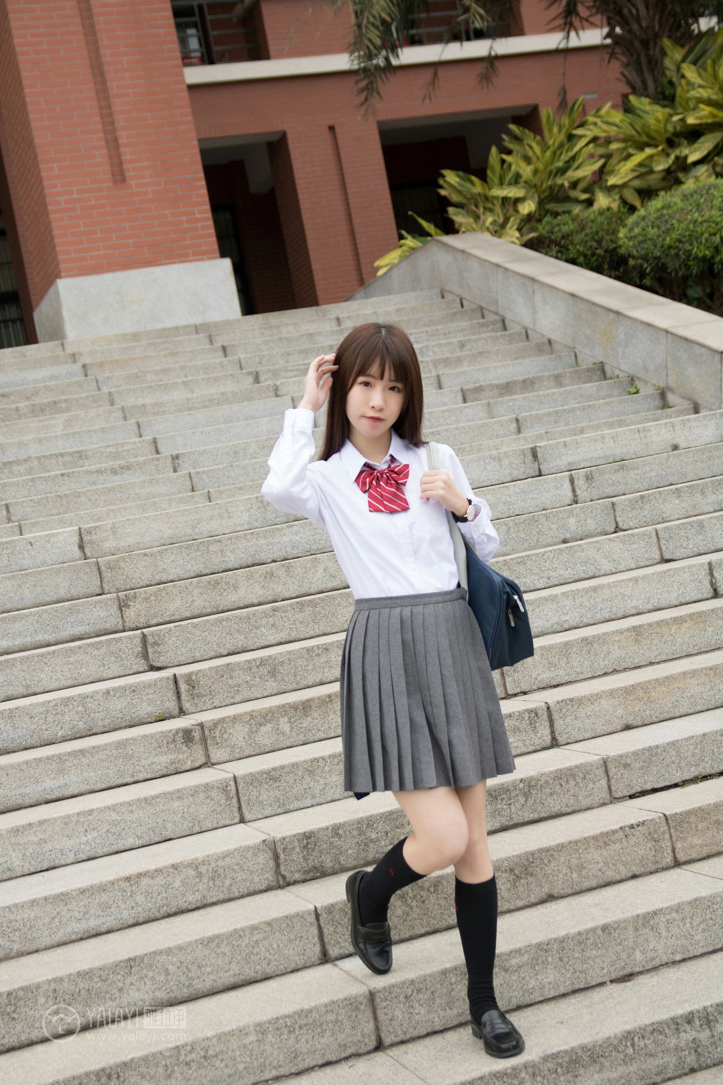 [YALAYI雅拉伊]NO.148 青春的梦 Toki 高中女生制服 白色衬衫加灰色短裙清纯可爱私房写真集第7张