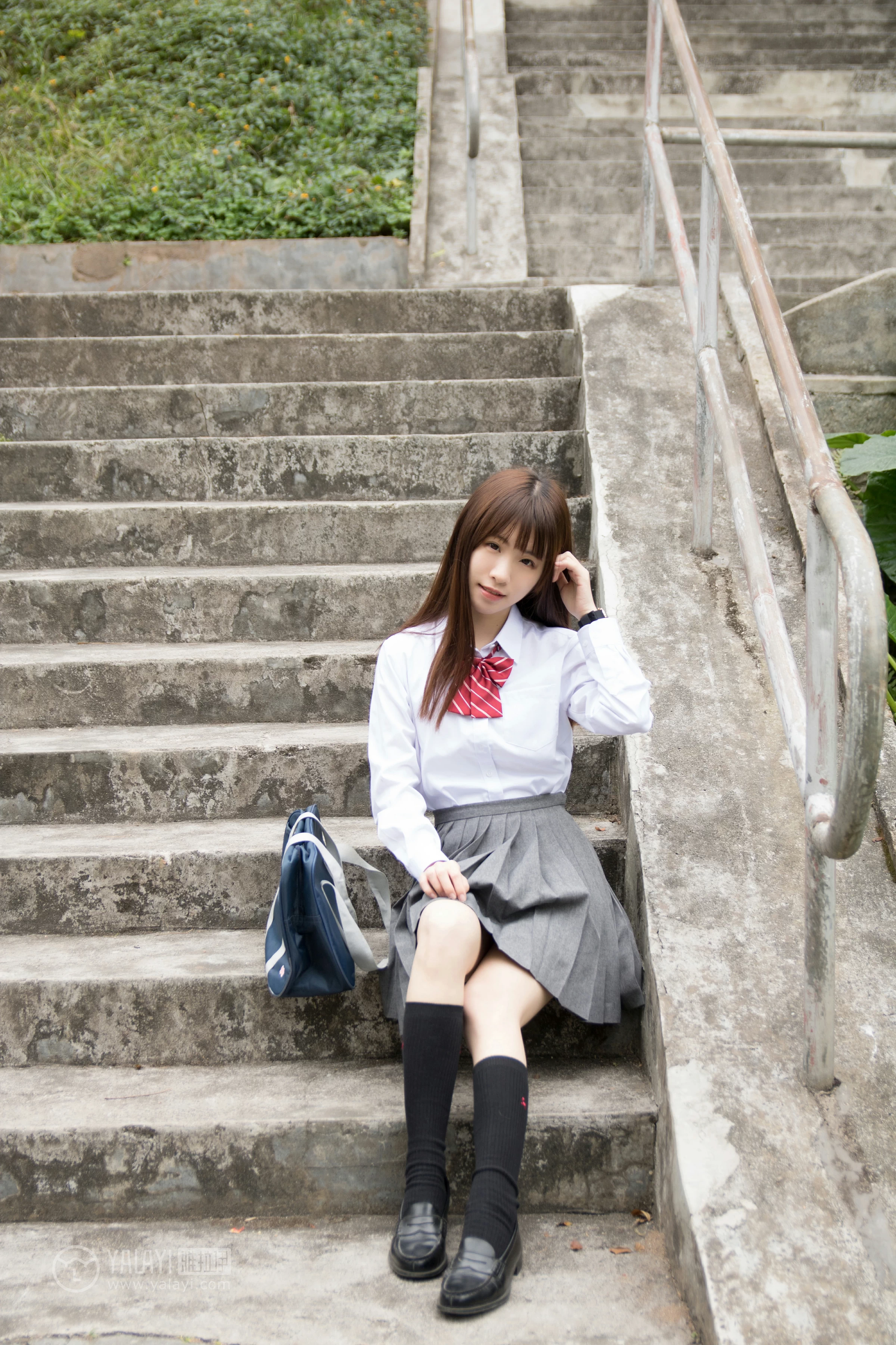 [YALAYI雅拉伊]NO.148 青春的梦 Toki 高中女生制服 白色衬衫加灰色短裙清纯可爱私房写真集第10张