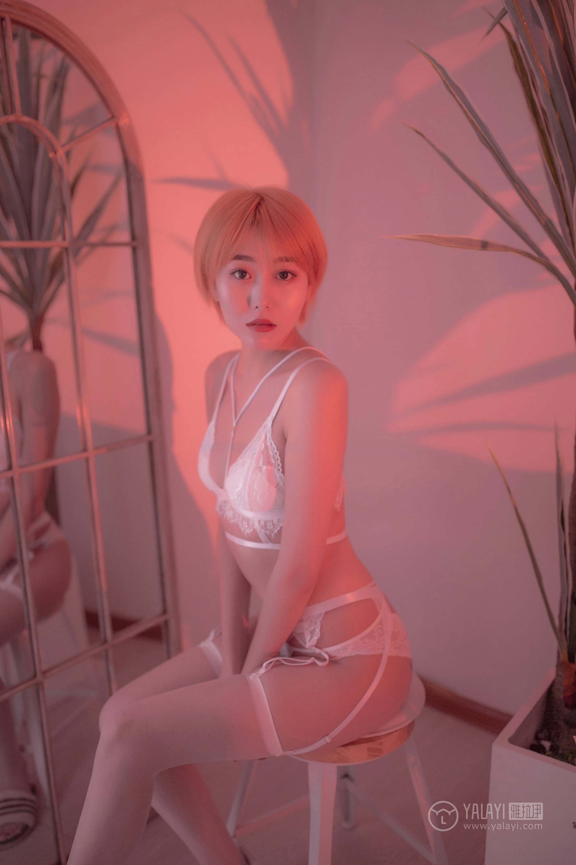 [YALAYI雅拉伊]NO.162 轻奢主义 静静 白色蕾丝情趣内衣加白色丝袜美腿性感私房写真集第2张