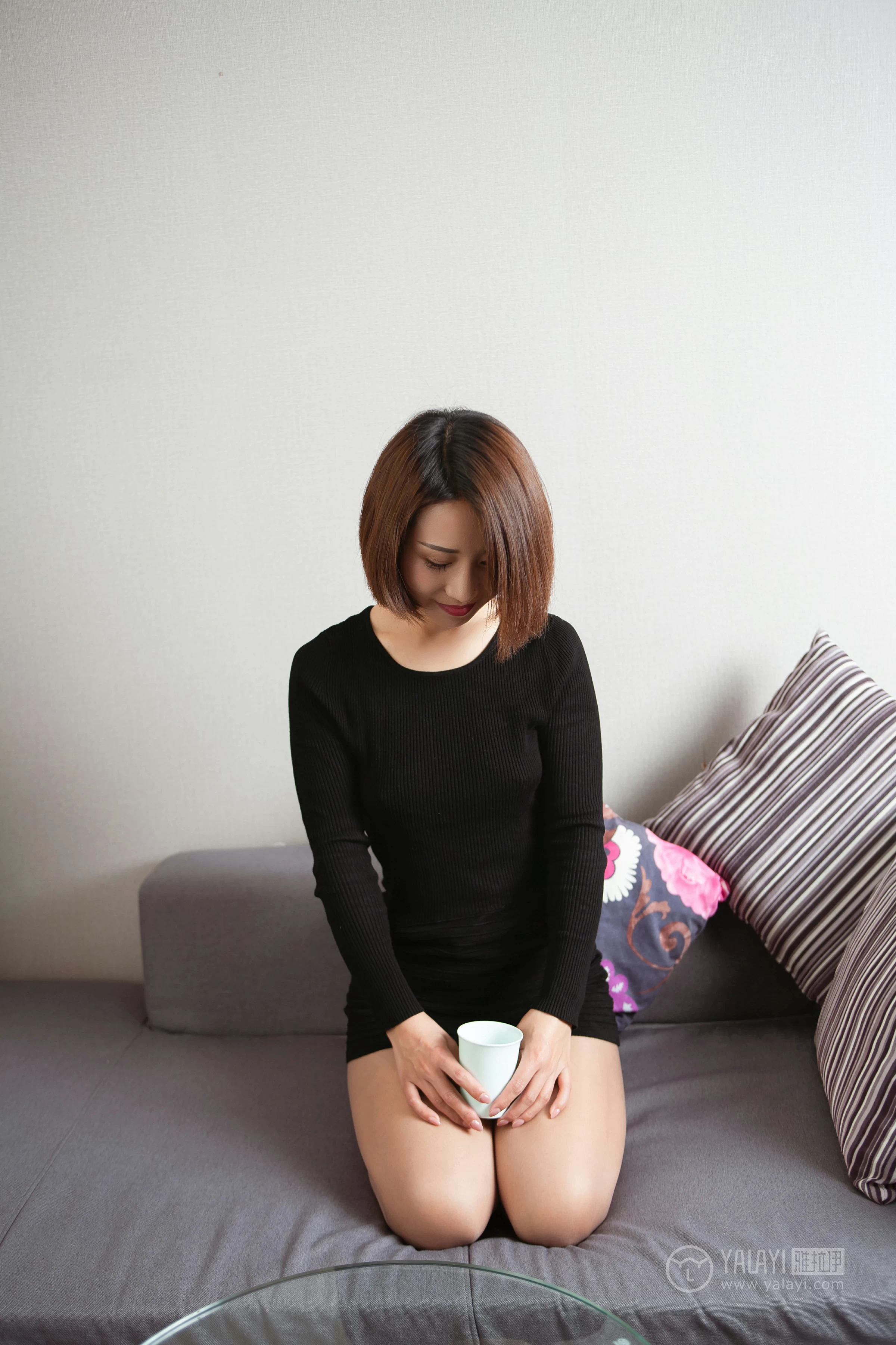 [YALAYI雅拉伊]NO.163 丝丝念念 嫣然 黑色紧身连衣裙加肉色丝袜美腿玉足性感私房写真集第3张