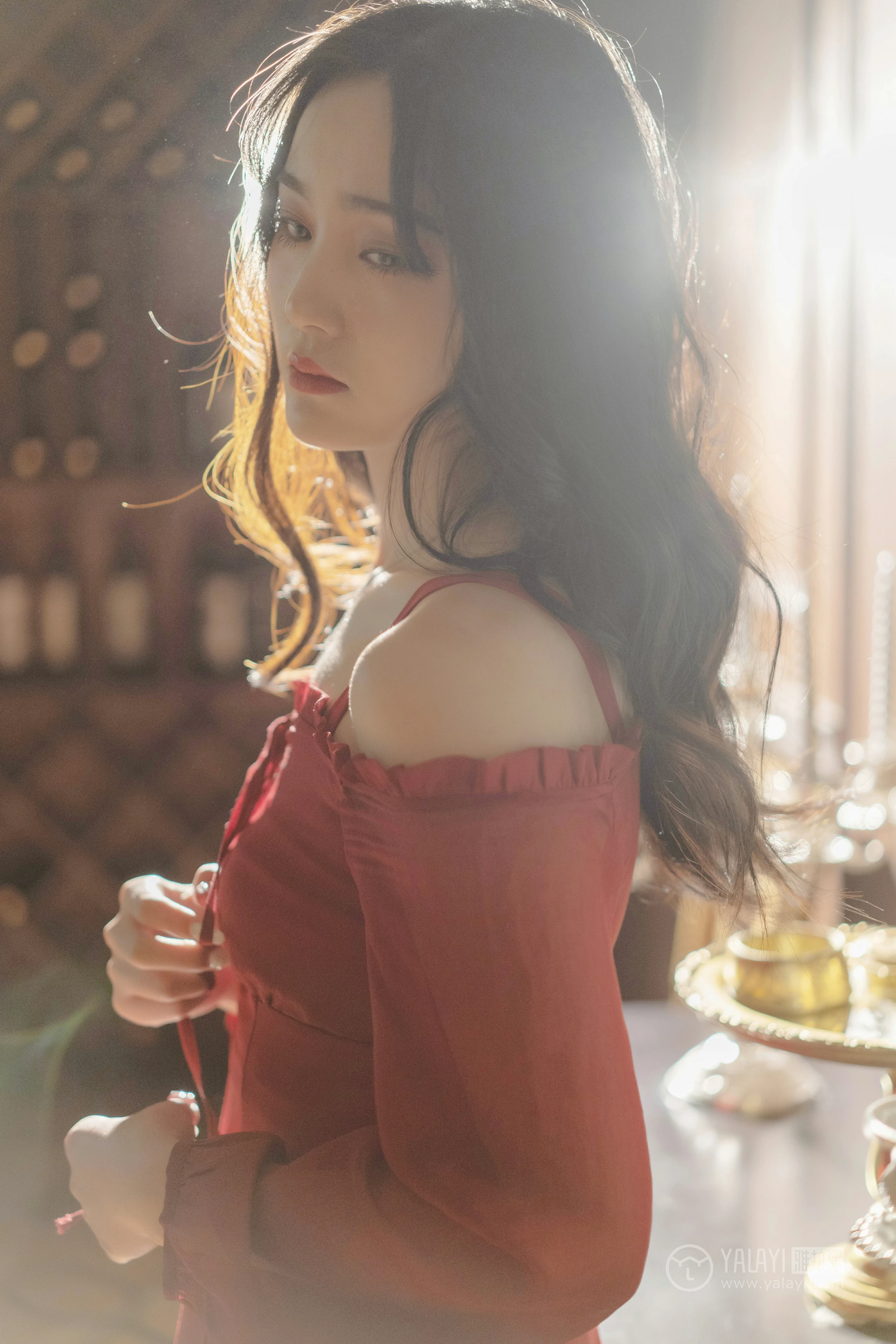 [YALAYI雅拉伊]NO.164 烈焰迷情 项兴咏 红色吊带抹胸连衣裙性感私房写真集第3张