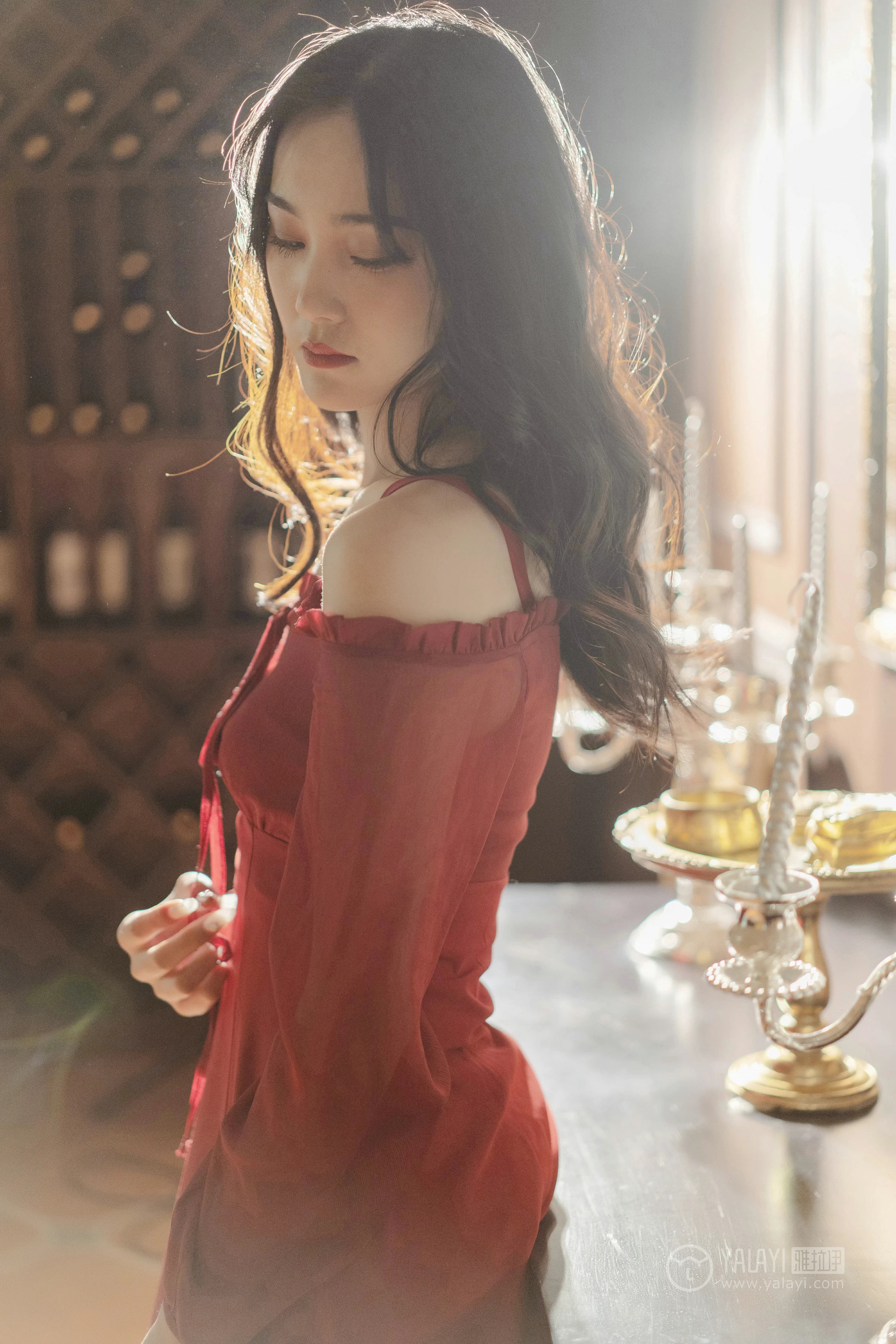 [YALAYI雅拉伊]NO.164 烈焰迷情 项兴咏 红色吊带抹胸连衣裙性感私房写真集第3张