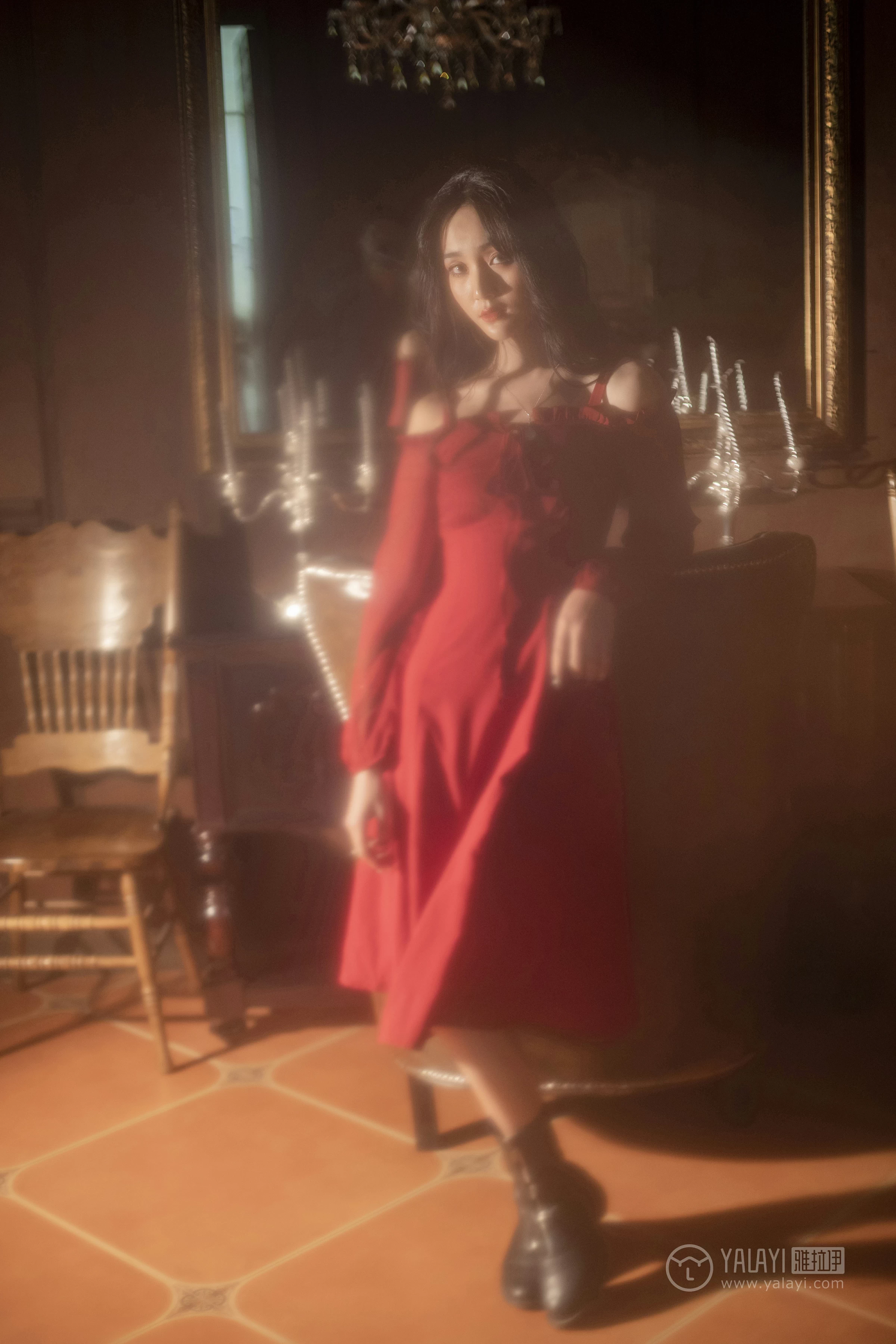 [YALAYI雅拉伊]NO.164 烈焰迷情 项兴咏 红色吊带抹胸连衣裙性感私房写真集第14张