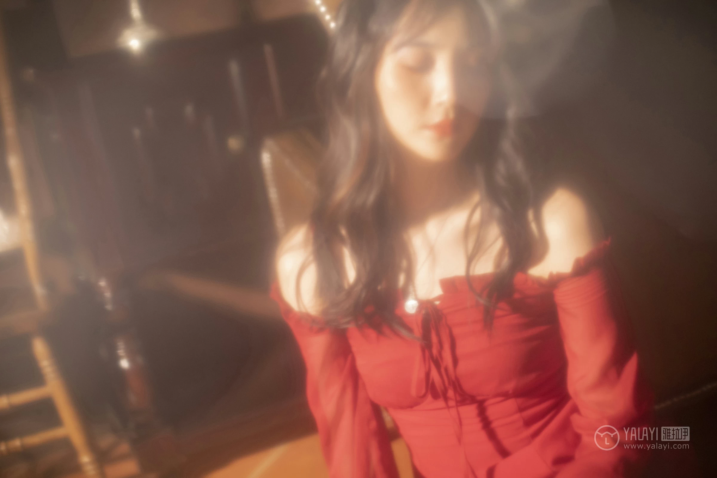 [YALAYI雅拉伊]NO.164 烈焰迷情 项兴咏 红色吊带抹胸连衣裙性感私房写真集第16张