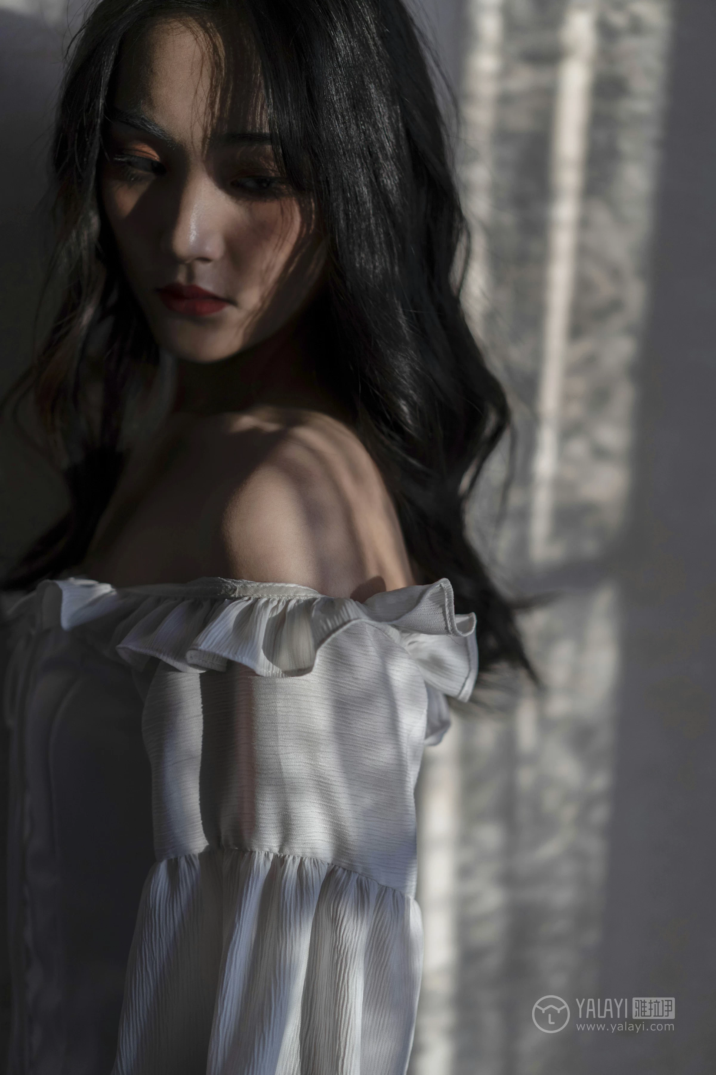 [YALAYI雅拉伊]No.168 画中伊人 项兴咏 白色塑身抹胸连衣裙性感私房写真集第2张