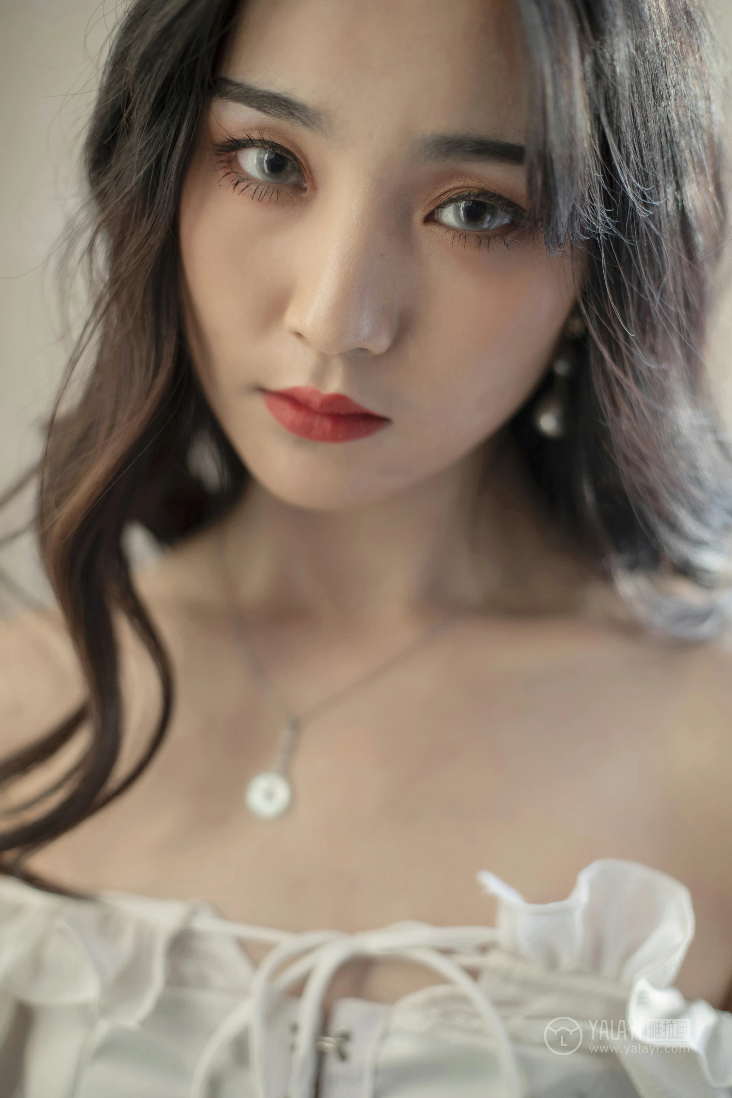 [YALAYI雅拉伊]No.168 画中伊人 项兴咏 白色塑身抹胸连衣裙性感私房写真集第14张