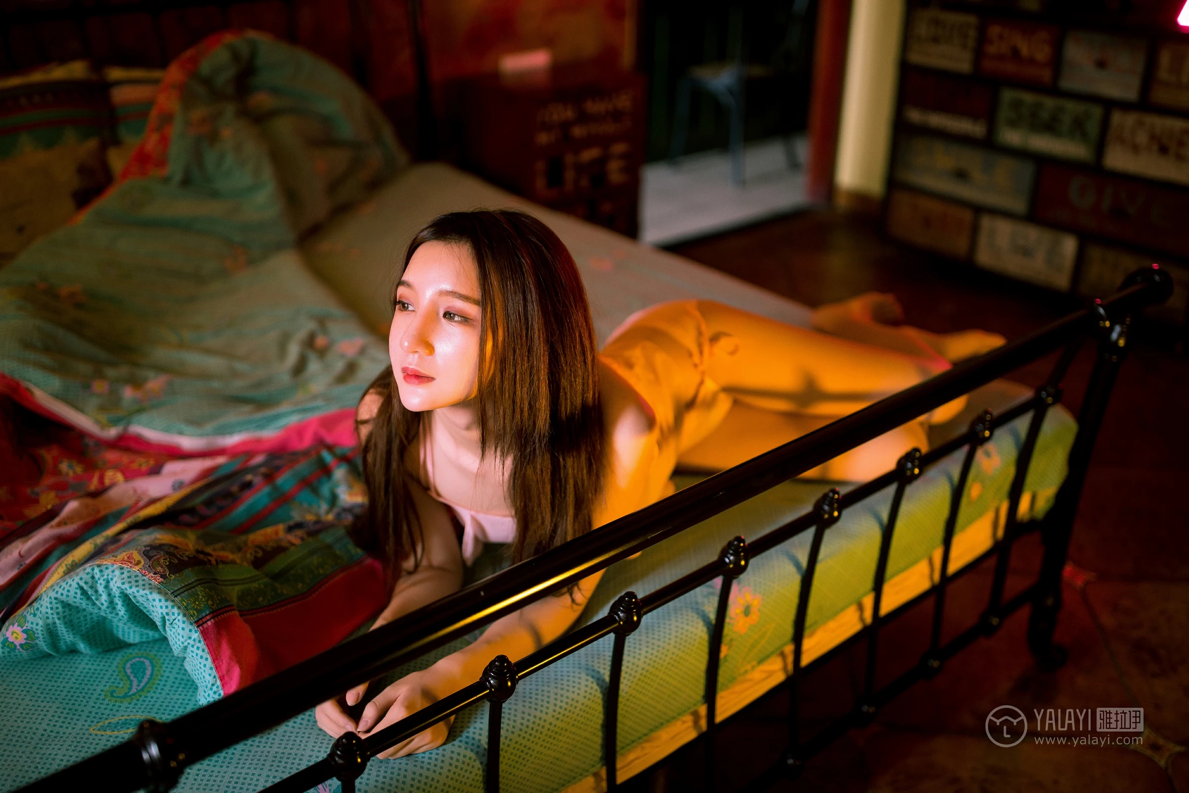 [YALAYI雅拉伊]No.171 玫瑰 刘潇潇 白色透视上衣与粉色吊带情趣内衣性感私房写真集第4张