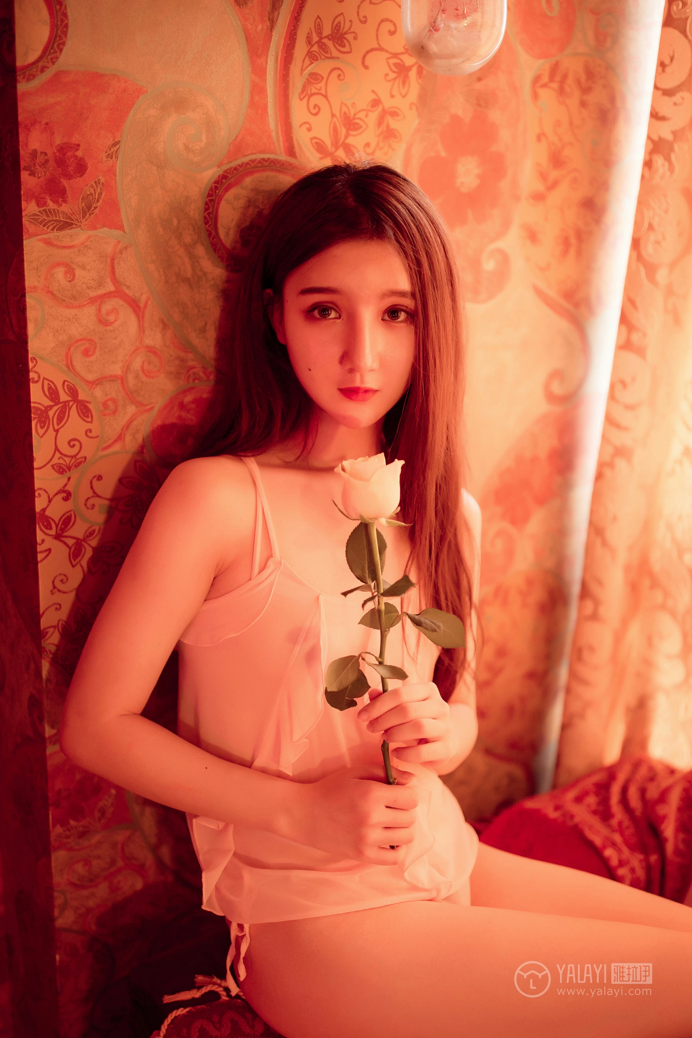 [YALAYI雅拉伊]No.171 玫瑰 刘潇潇 白色透视上衣与粉色吊带情趣内衣性感私房写真集第6张