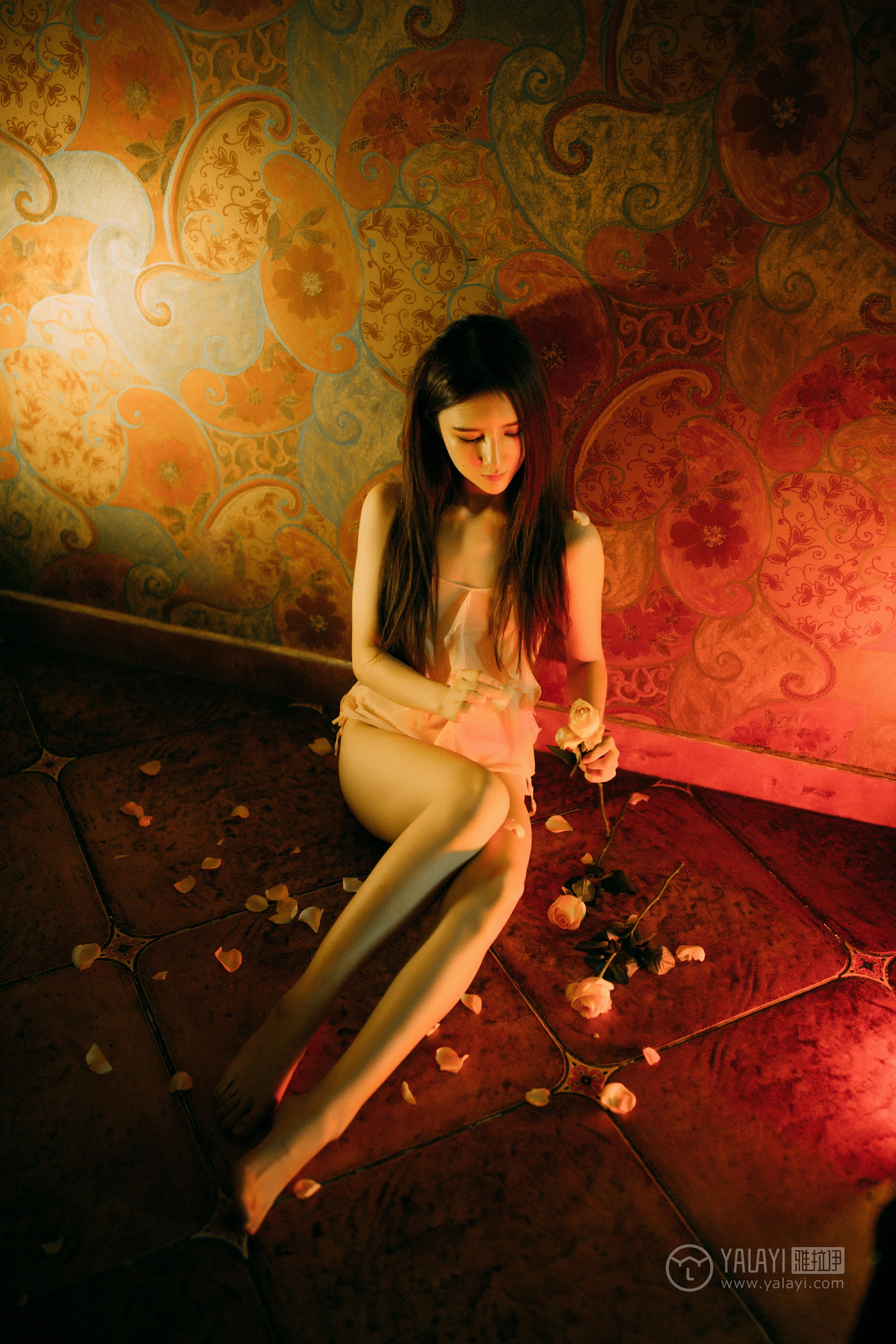 [YALAYI雅拉伊]No.171 玫瑰 刘潇潇 白色透视上衣与粉色吊带情趣内衣性感私房写真集第12张