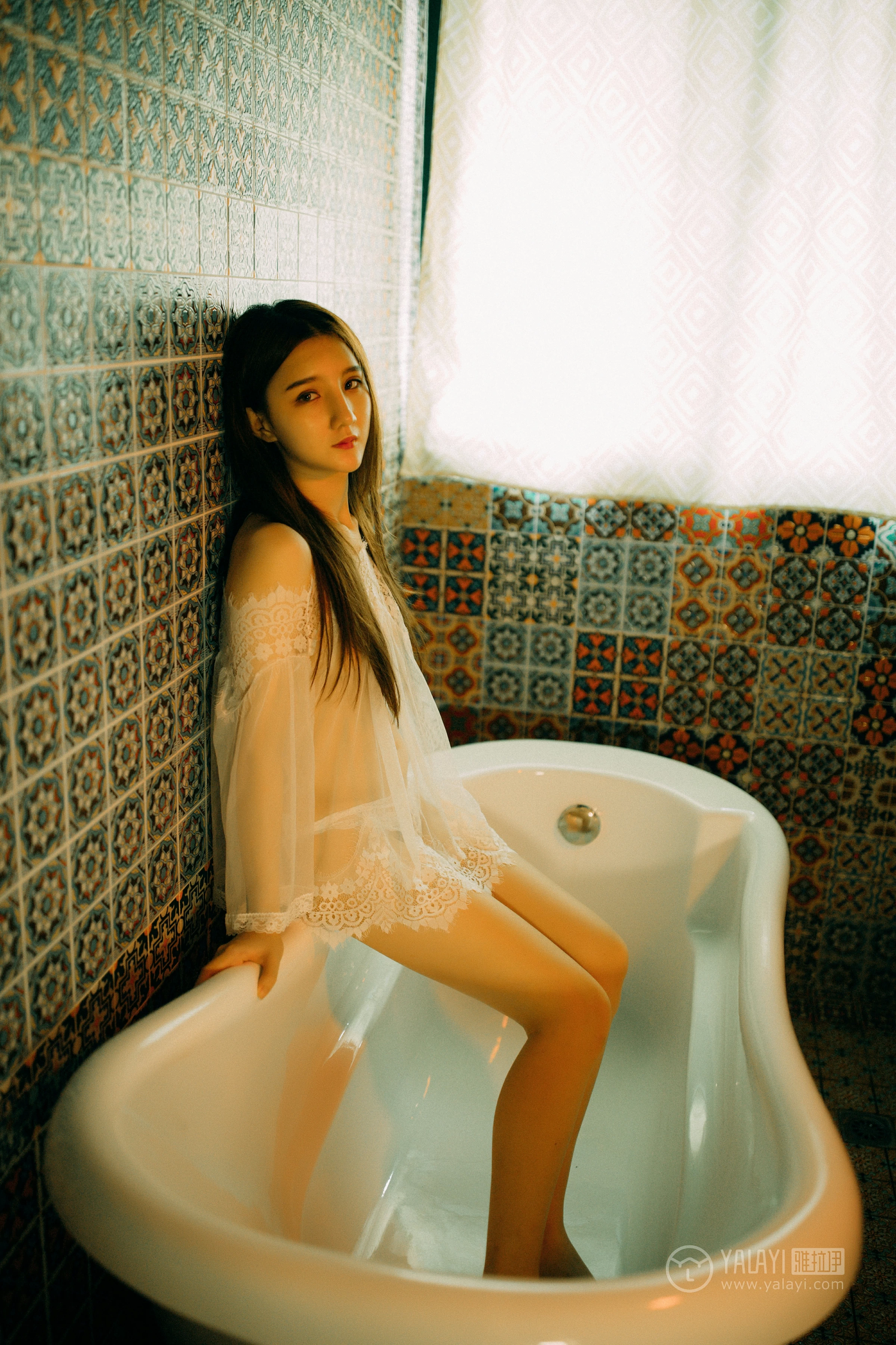 [YALAYI雅拉伊]No.171 玫瑰 刘潇潇 白色透视上衣与粉色吊带情趣内衣性感私房写真集第14张