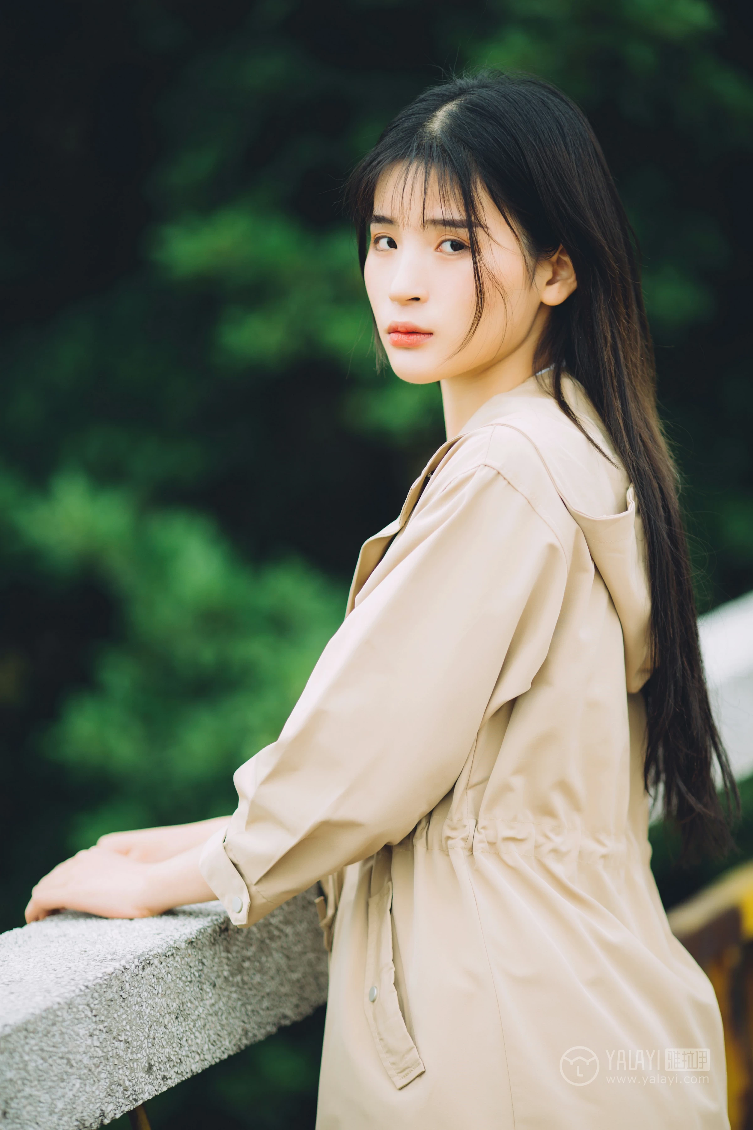 [YALAYI雅拉伊] No.179 焦糖色少女 阿惜 米色风衣与蓝色内衣加短裙性感私房写真集第5张