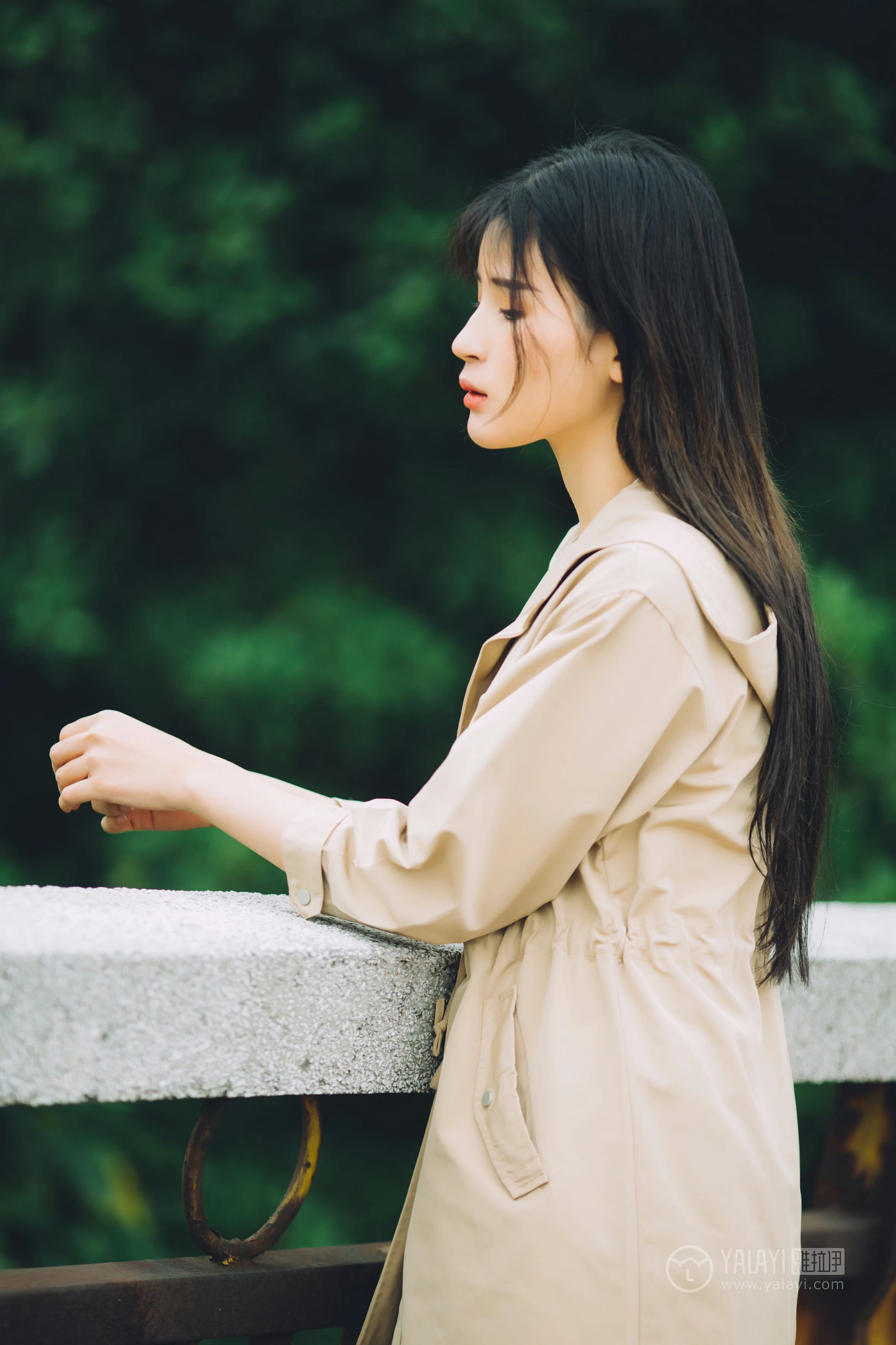 [YALAYI雅拉伊] No.179 焦糖色少女 阿惜 米色风衣与蓝色内衣加短裙性感私房写真集第5张