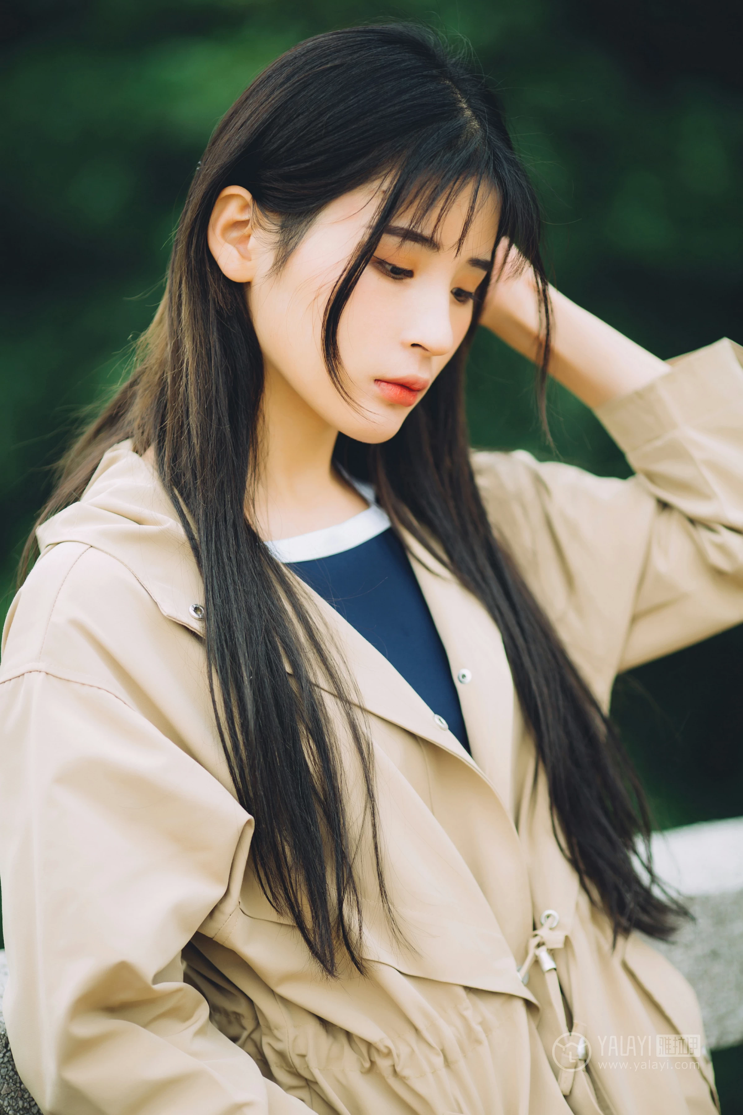 [YALAYI雅拉伊] No.179 焦糖色少女 阿惜 米色风衣与蓝色内衣加短裙性感私房写真集第6张