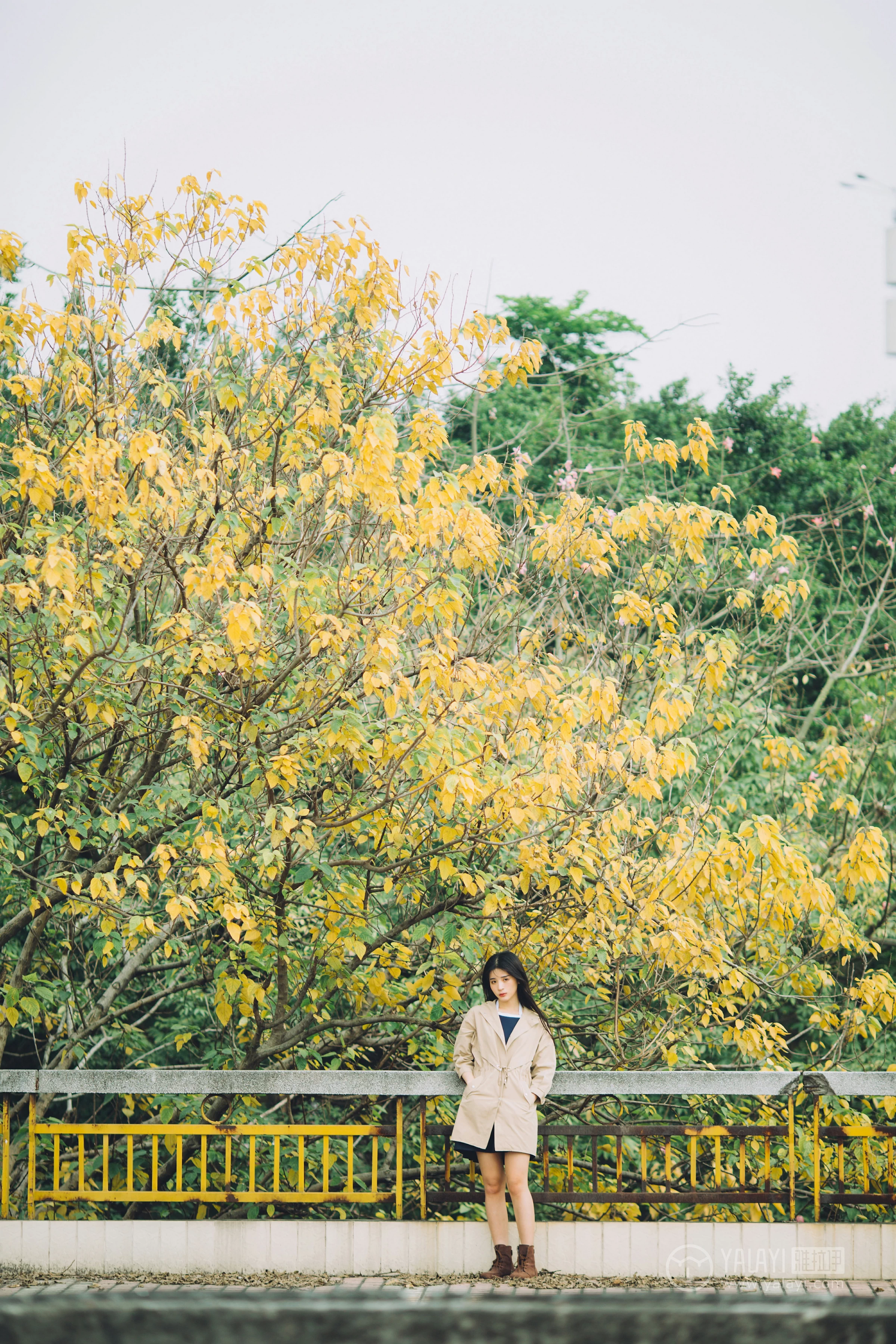 [YALAYI雅拉伊] No.179 焦糖色少女 阿惜 米色风衣与蓝色内衣加短裙性感私房写真集第9张