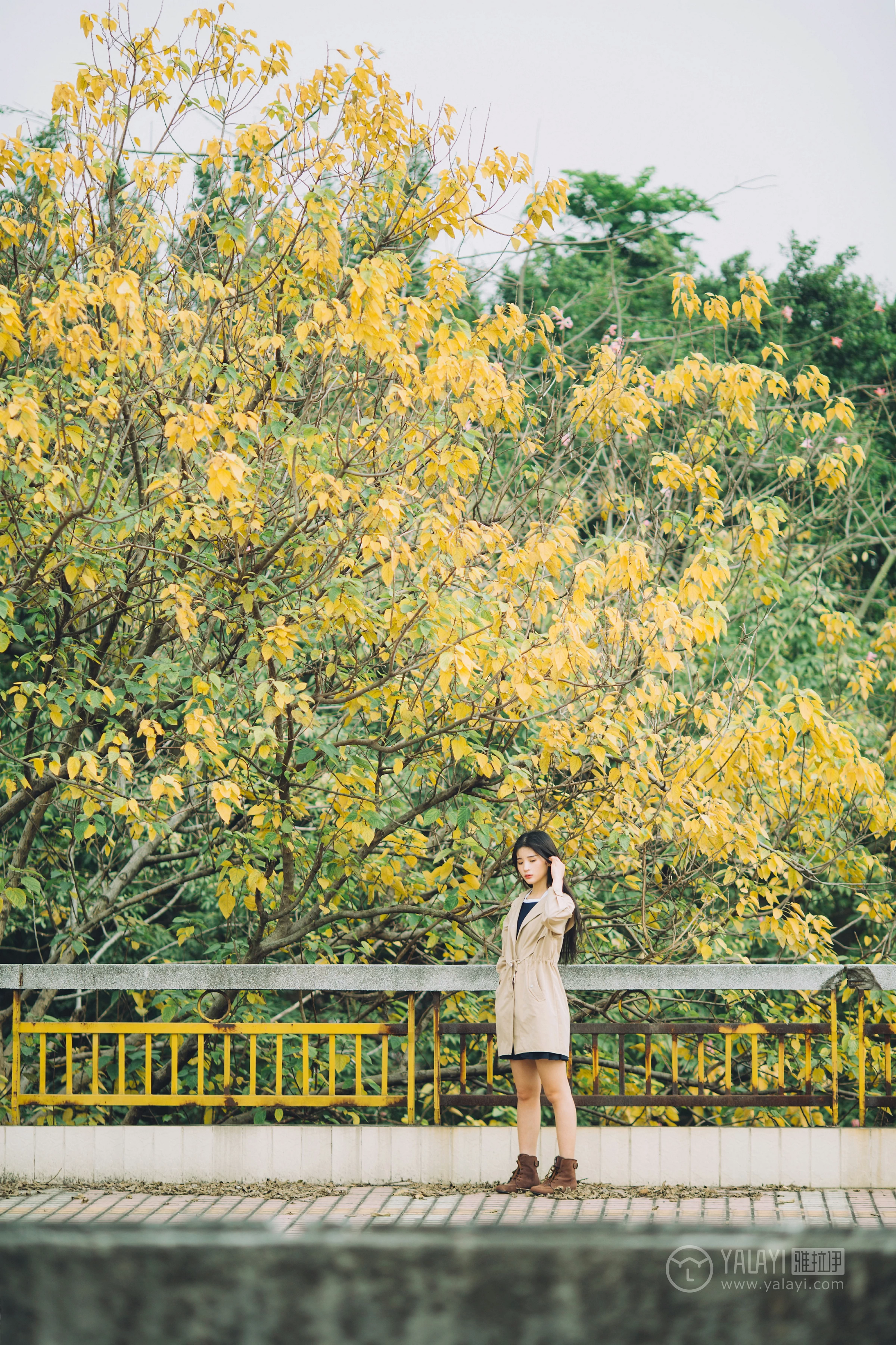 [YALAYI雅拉伊] No.179 焦糖色少女 阿惜 米色风衣与蓝色内衣加短裙性感私房写真集第9张