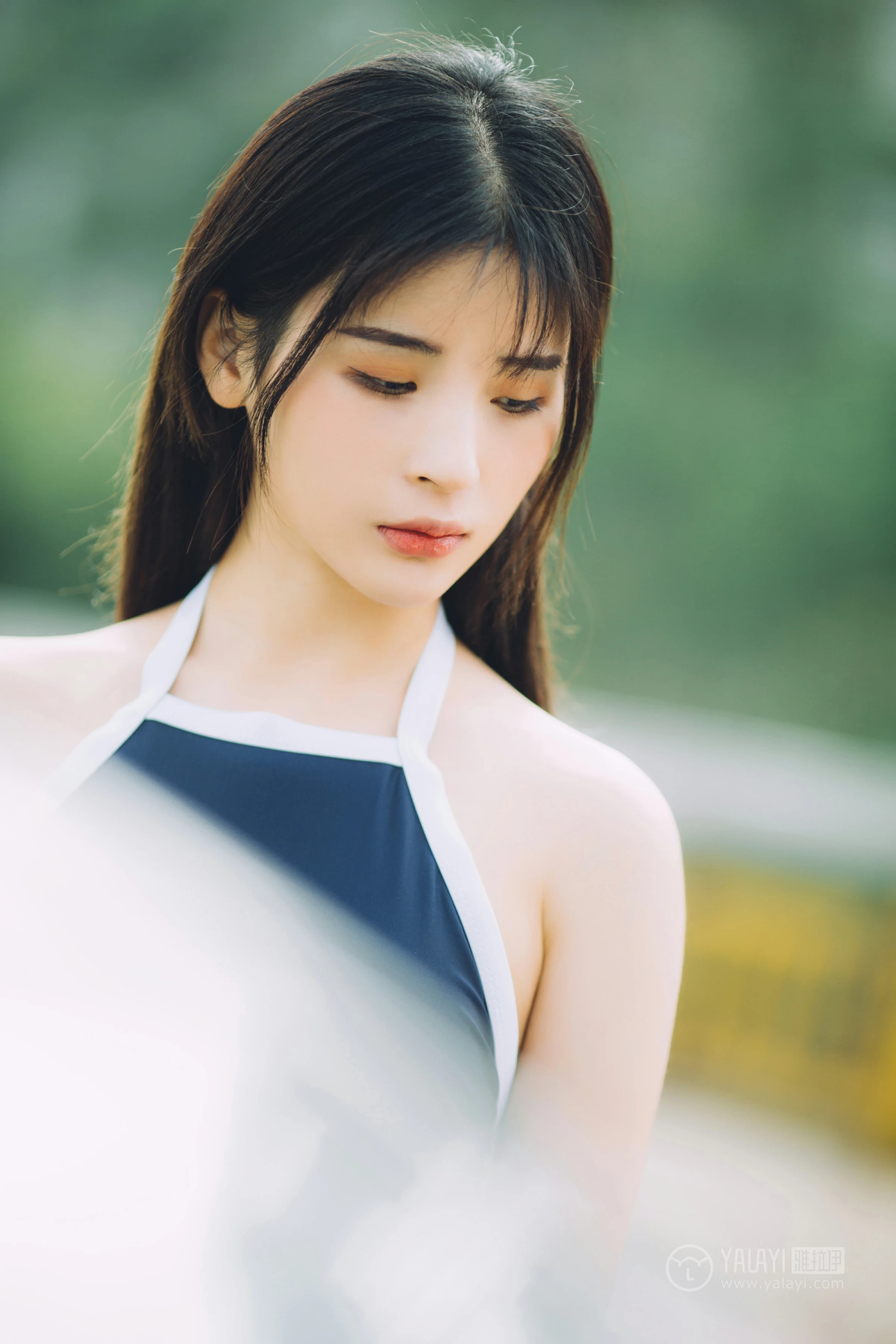 [YALAYI雅拉伊] No.179 焦糖色少女 阿惜 米色风衣与蓝色内衣加短裙性感私房写真集第11张