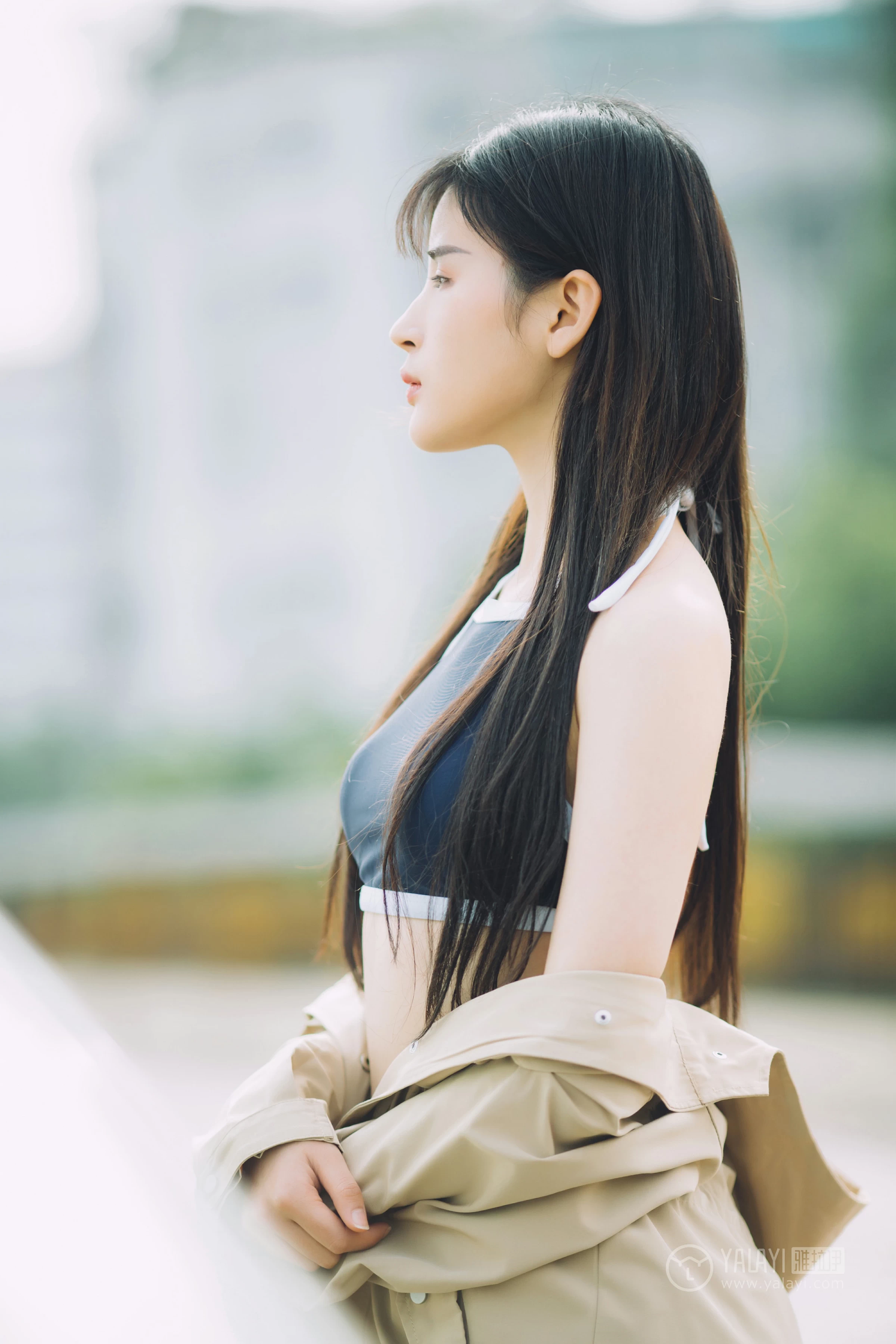 [YALAYI雅拉伊] No.179 焦糖色少女 阿惜 米色风衣与蓝色内衣加短裙性感私房写真集第12张