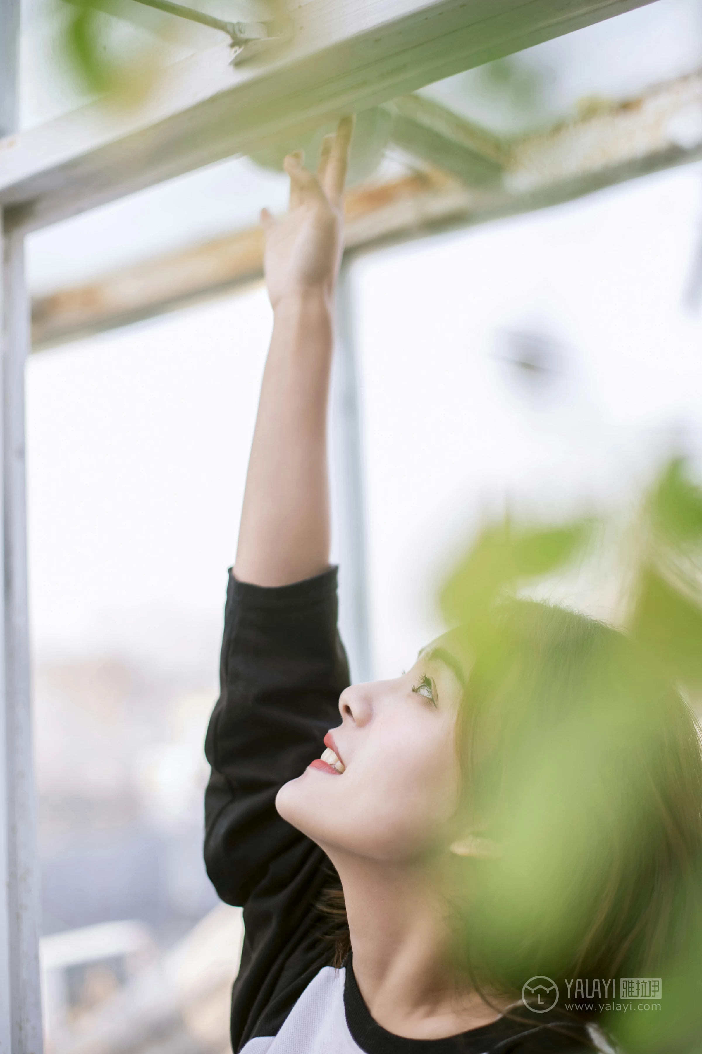 [YALAYI雅拉伊] No.180 我想有个花园 白日梦 黑白卫衣加紧身牛仔裤清纯可爱私房写真集第4张