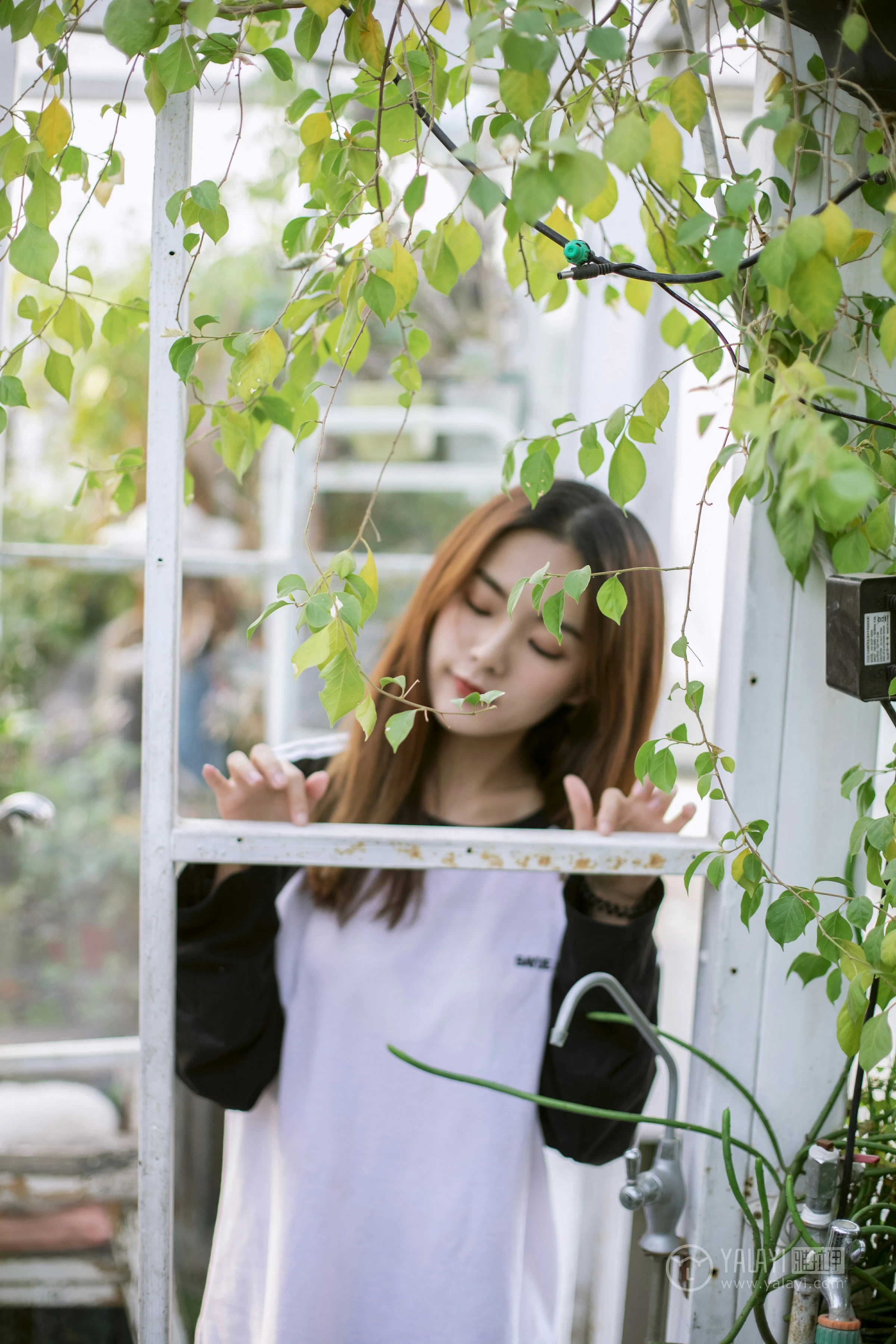 [YALAYI雅拉伊] No.180 我想有个花园 白日梦 黑白卫衣加紧身牛仔裤清纯可爱私房写真集第5张