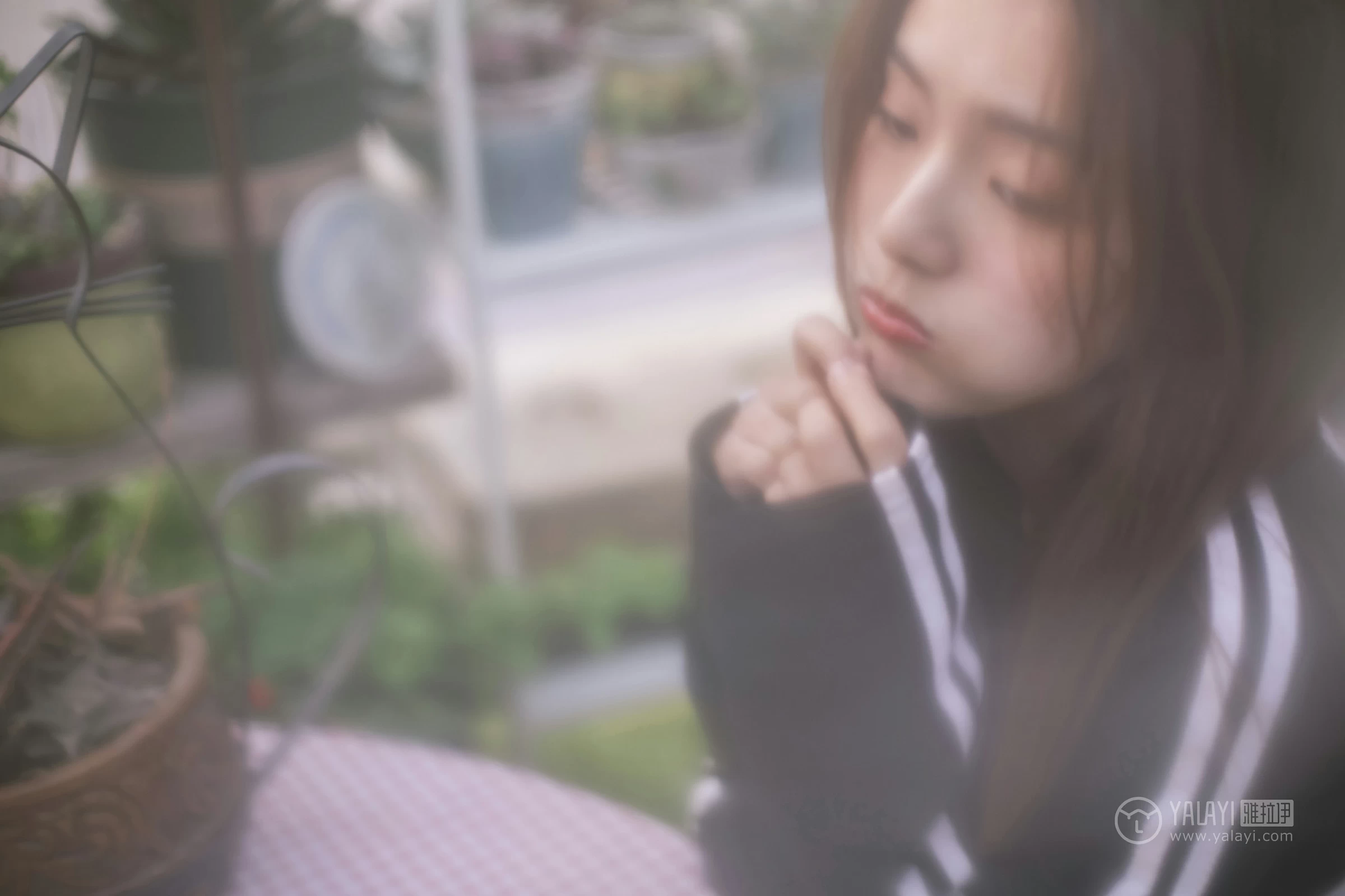 [YALAYI雅拉伊] No.180 我想有个花园 白日梦 黑白卫衣加紧身牛仔裤清纯可爱私房写真集第10张
