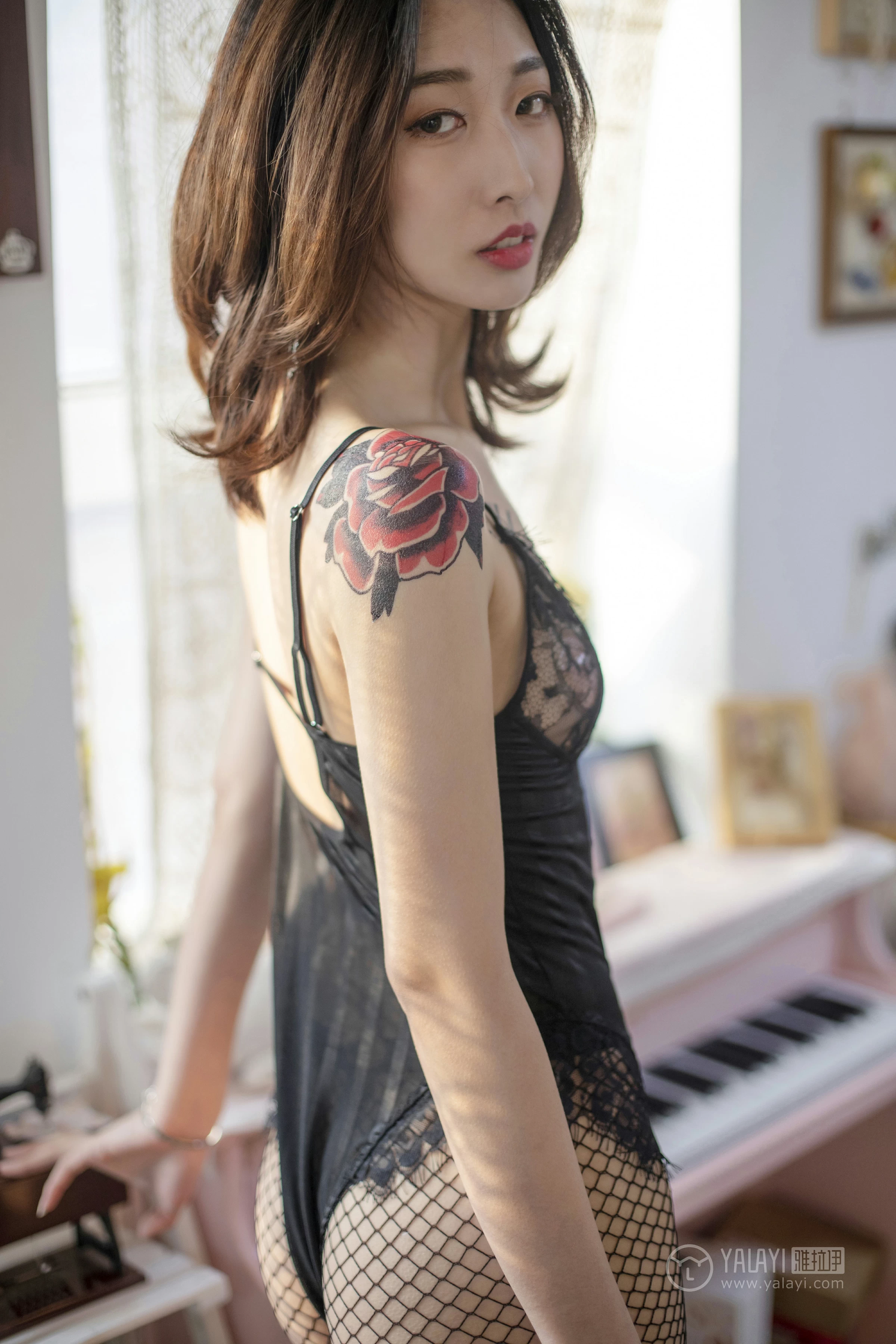 [YALAYI雅拉伊]No.181 窃窃丝语 佳佳 黑色连体透视塑身内衣加黑色情趣渔网袜性感私房写真集第13张