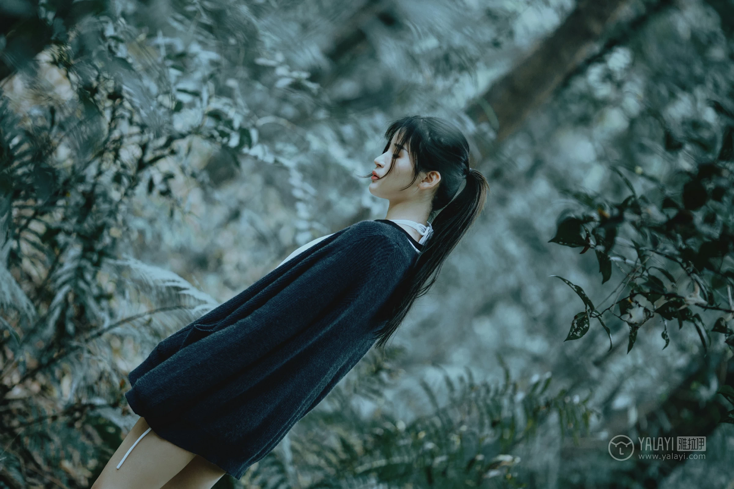 [YALAYI雅拉伊]No.183 深山漫步少女 阿惜 黑色外套与短袖加白色情趣内衣性感私房写真集第8张