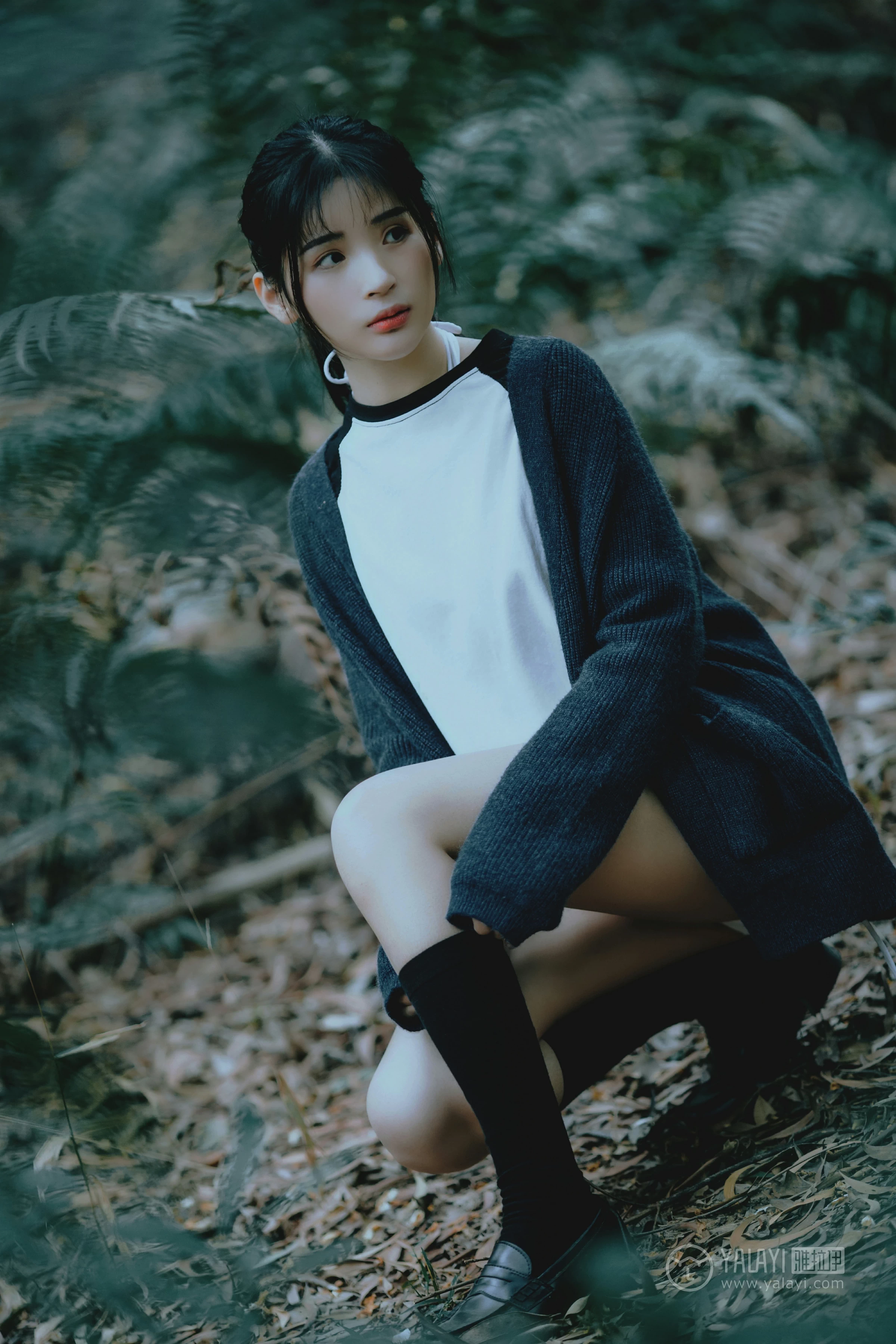 [YALAYI雅拉伊]No.183 深山漫步少女 阿惜 黑色外套与短袖加白色情趣内衣性感私房写真集第9张