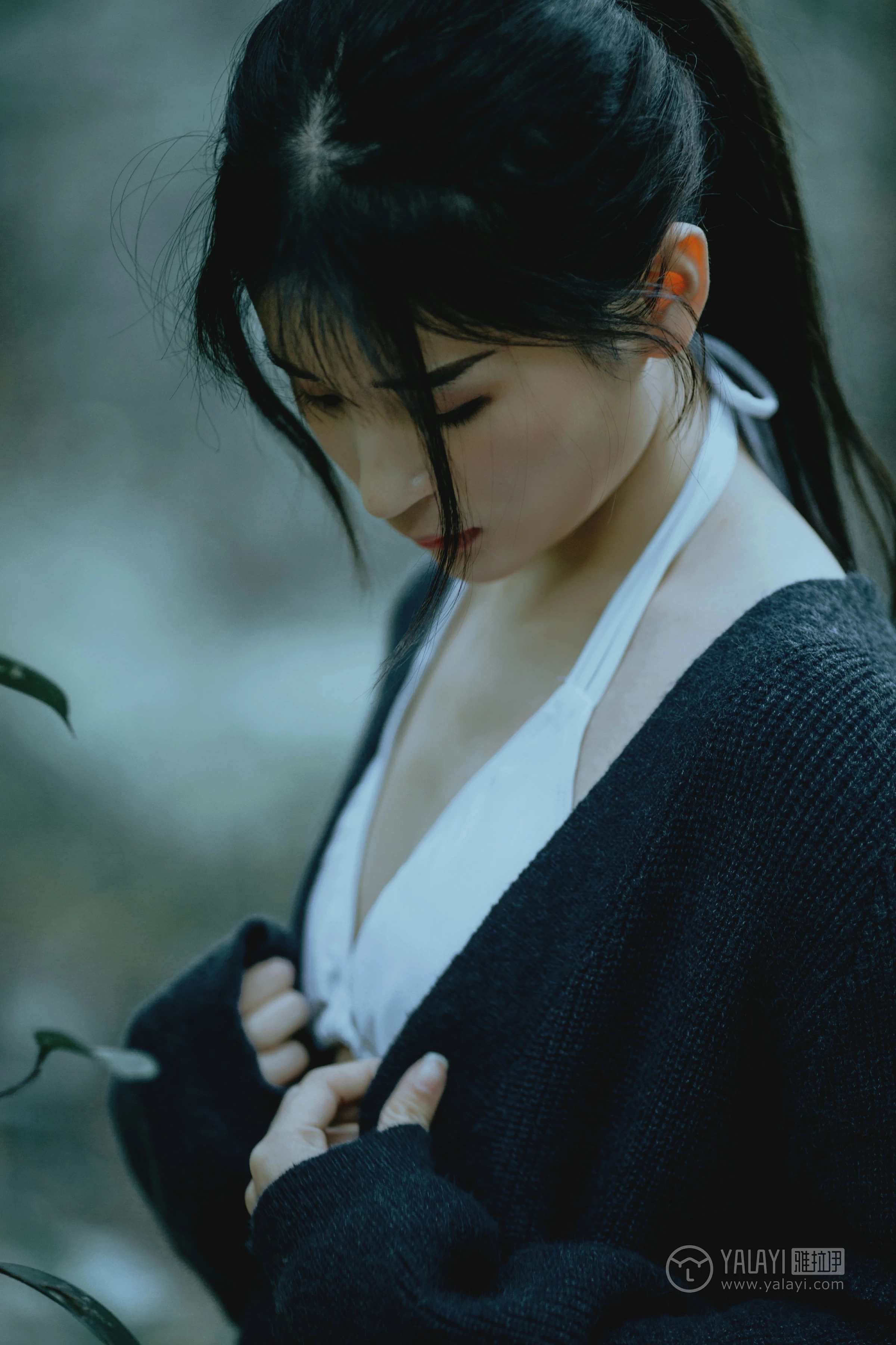 [YALAYI雅拉伊]No.183 深山漫步少女 阿惜 黑色外套与短袖加白色情趣内衣性感私房写真集第10张