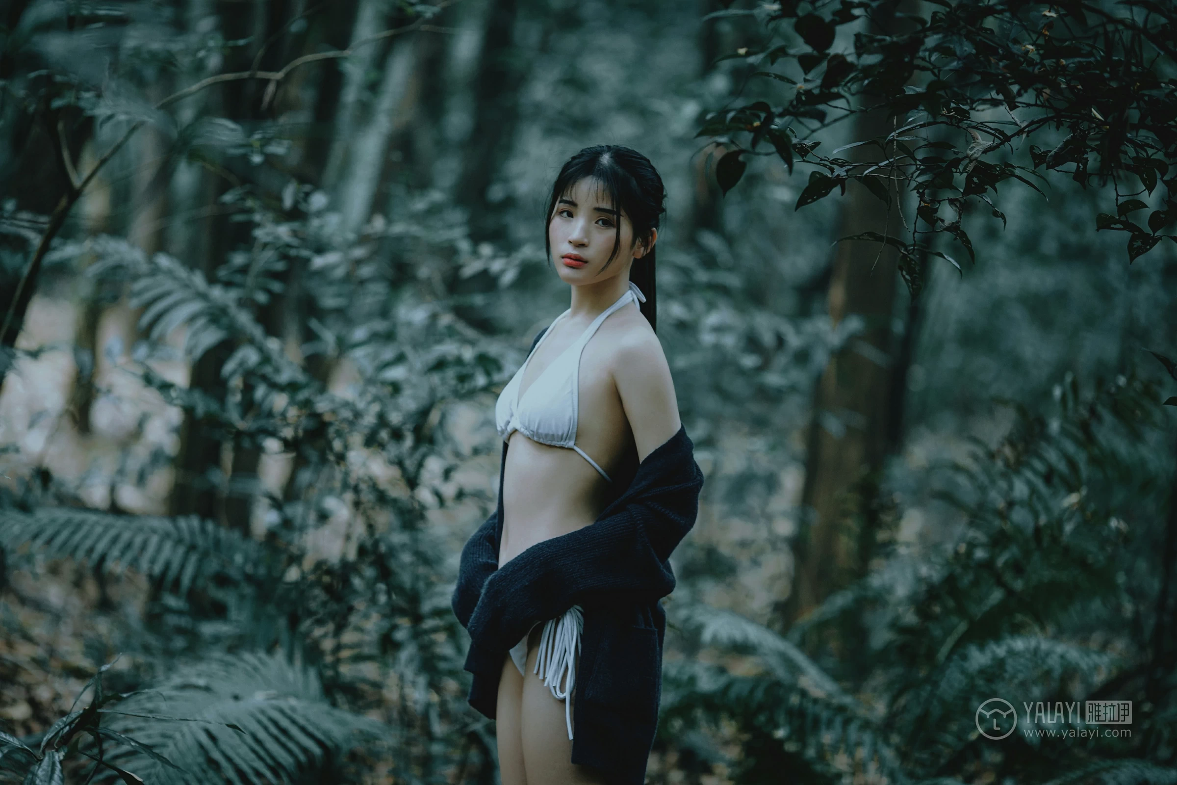 [YALAYI雅拉伊]No.183 深山漫步少女 阿惜 黑色外套与短袖加白色情趣内衣性感私房写真集第12张