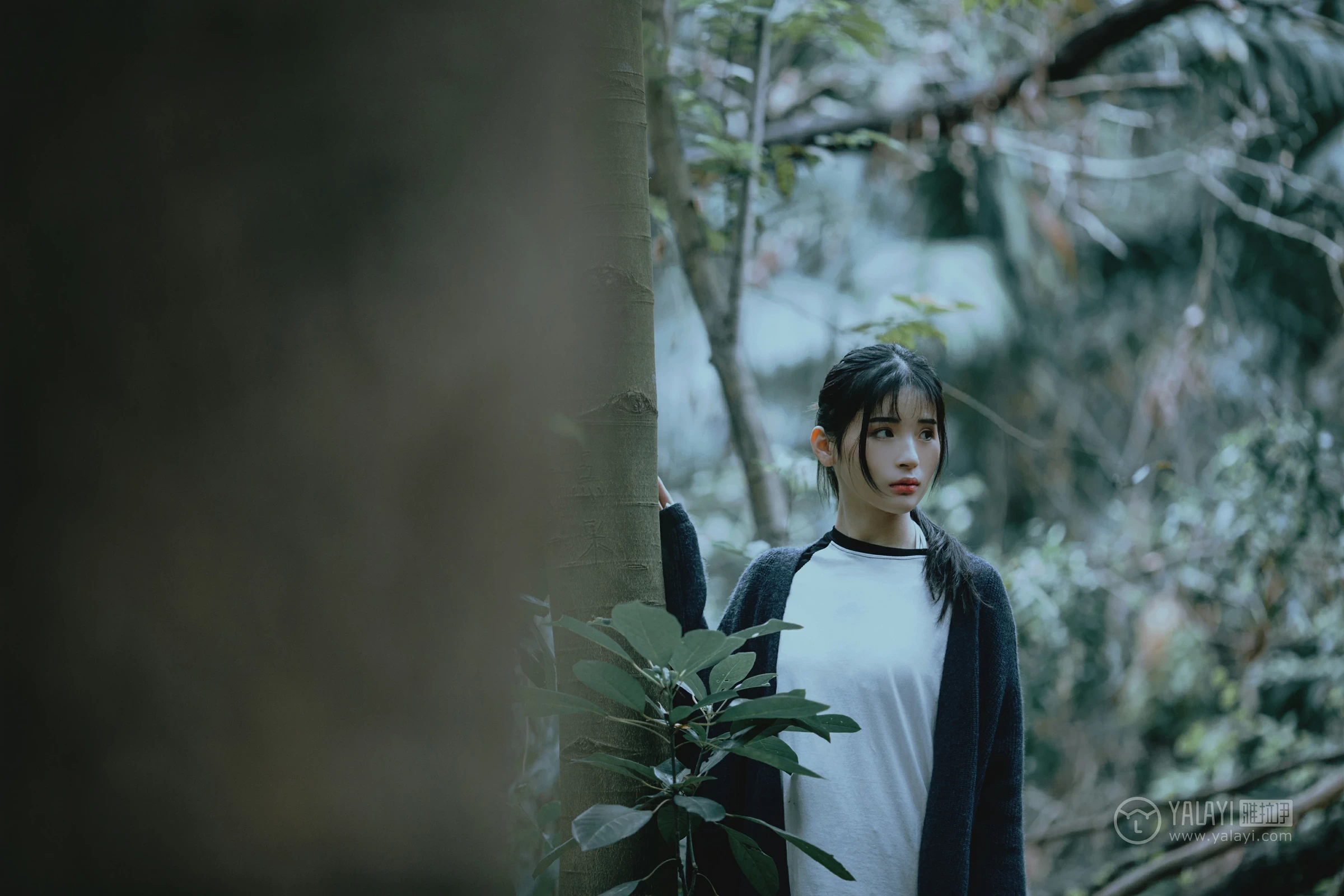 [YALAYI雅拉伊]No.183 深山漫步少女 阿惜 黑色外套与短袖加白色情趣内衣性感私房写真集第4张