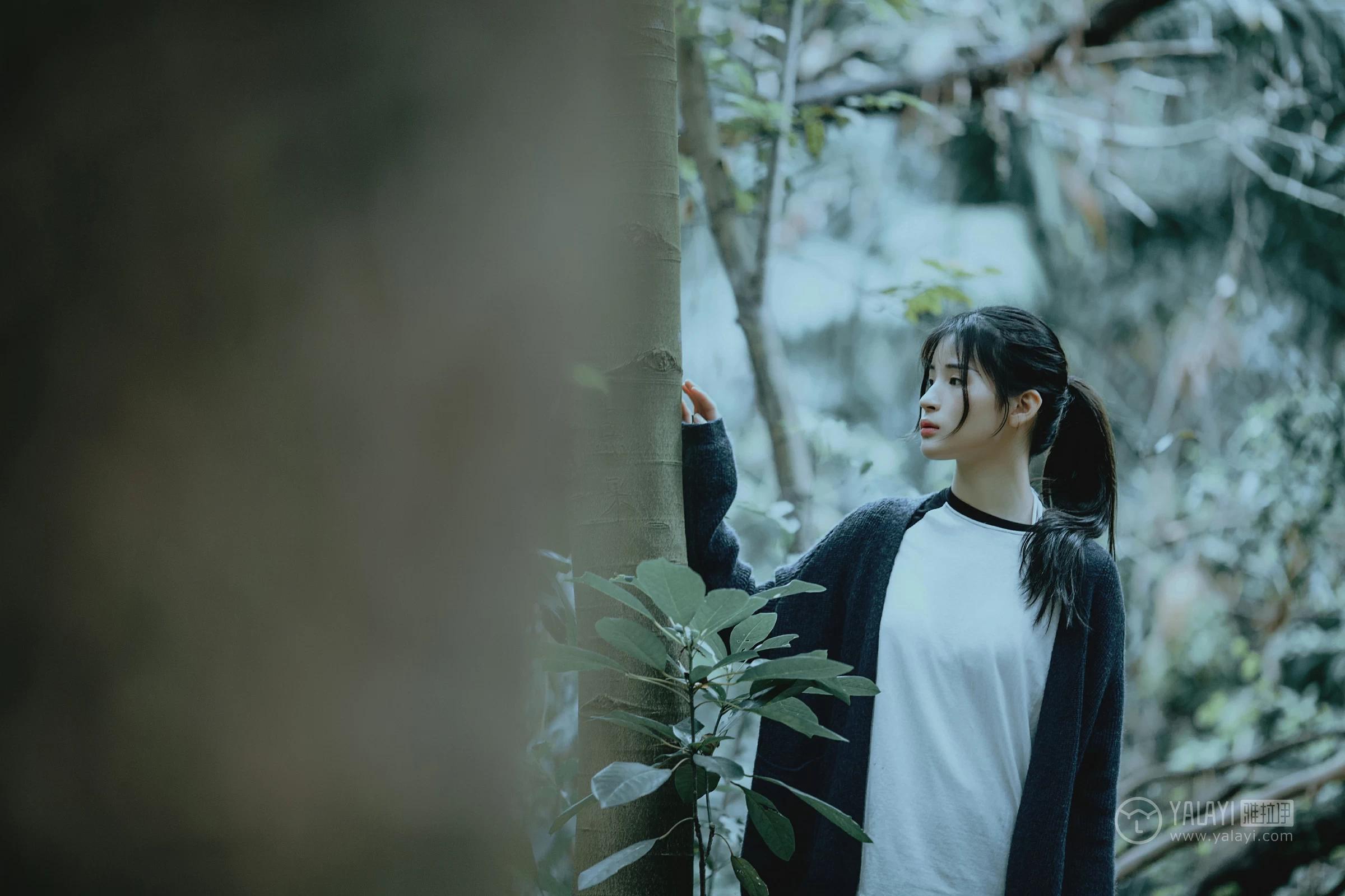 [YALAYI雅拉伊]No.183 深山漫步少女 阿惜 黑色外套与短袖加白色情趣内衣性感私房写真集第5张