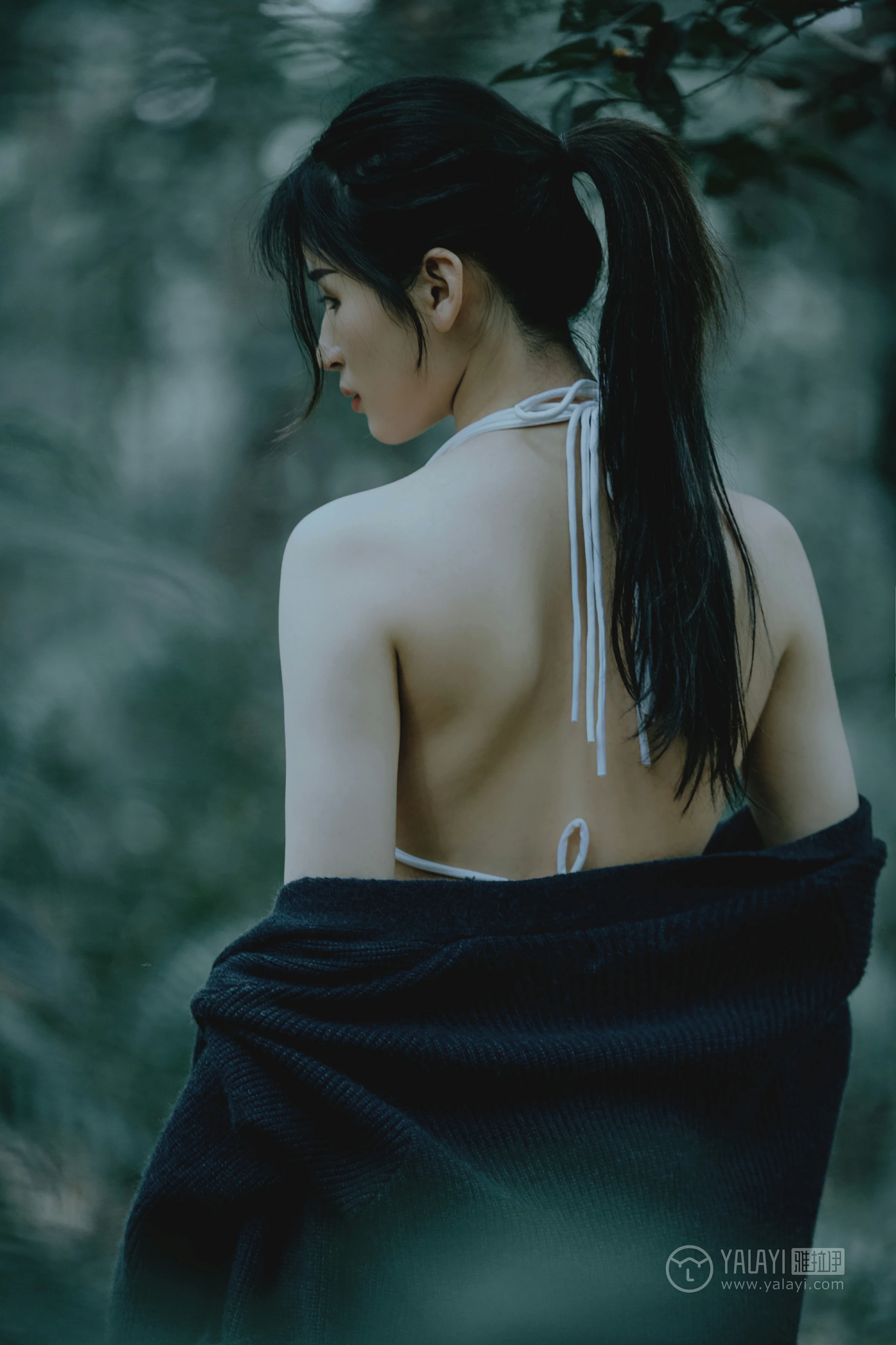 [YALAYI雅拉伊]No.183 深山漫步少女 阿惜 黑色外套与短袖加白色情趣内衣性感私房写真集第17张