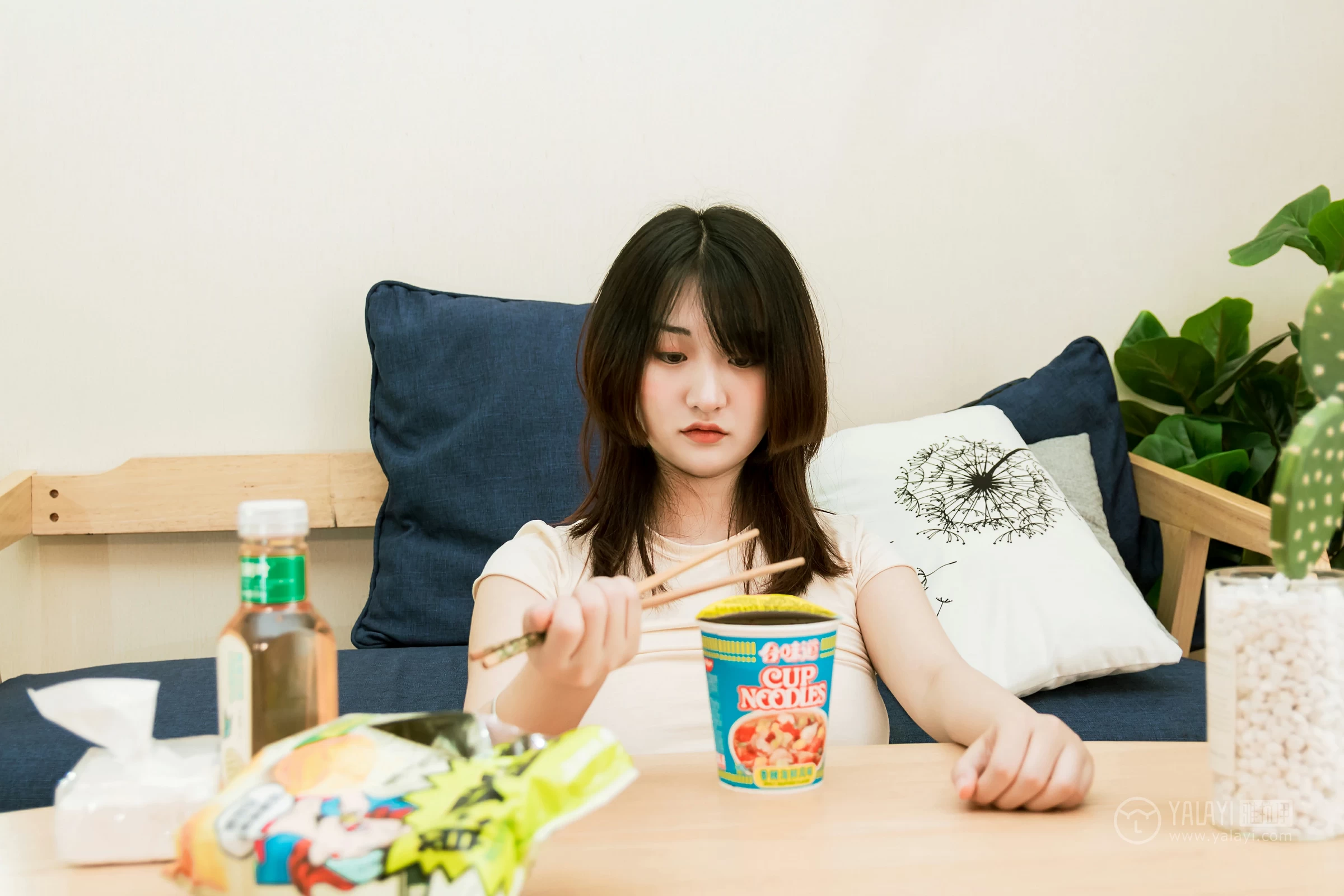 [YALAYI雅拉伊]No.184 葡萄熟了 娇子 白色紧身短袖加小可爱内裤性感私房写真集第10张