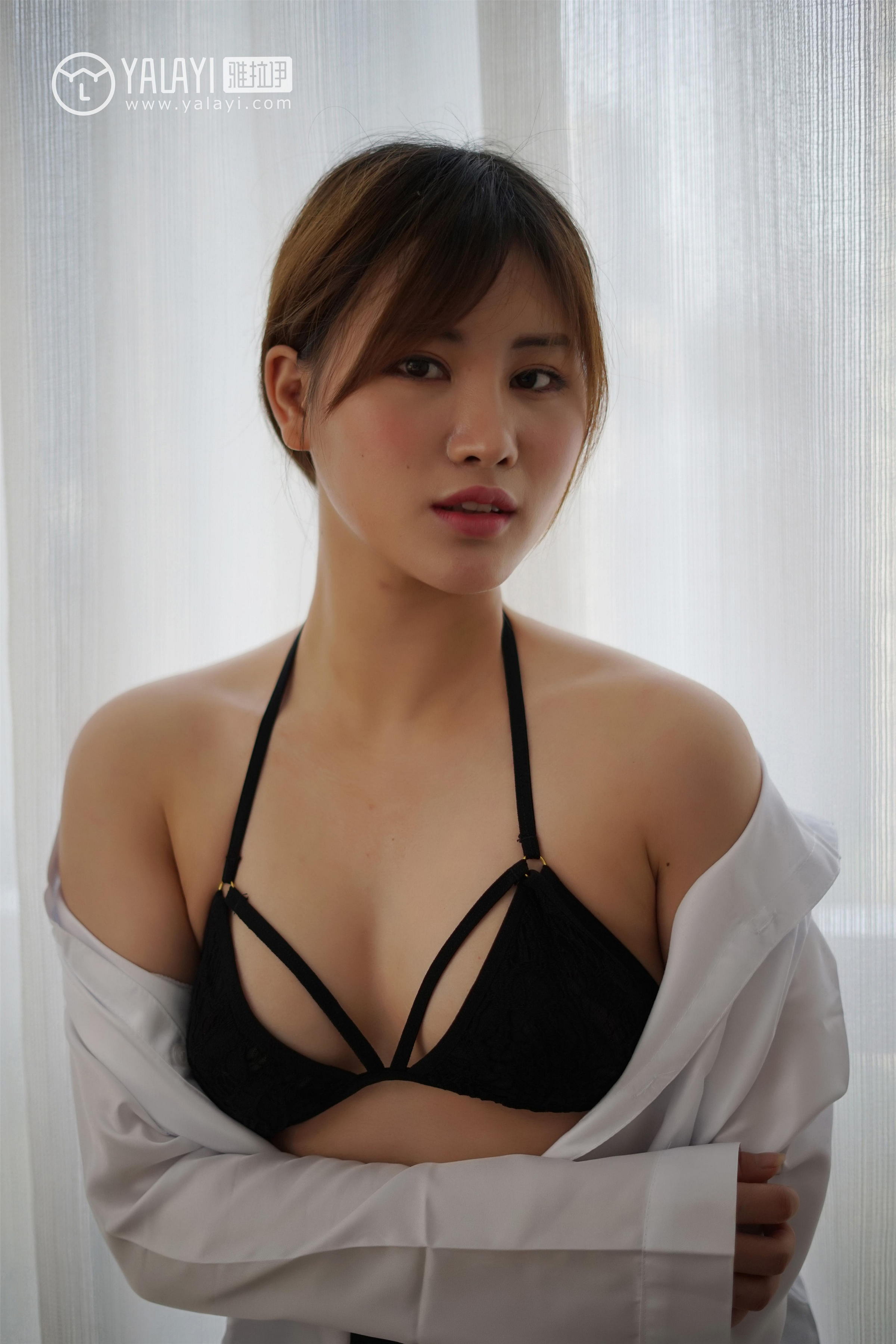 [YALAYI雅拉伊]NO.002 妮妮的黑丝诱惑 艾妮妮 性感女警官制服与短裙加黑色丝袜美腿私房写真集第2张