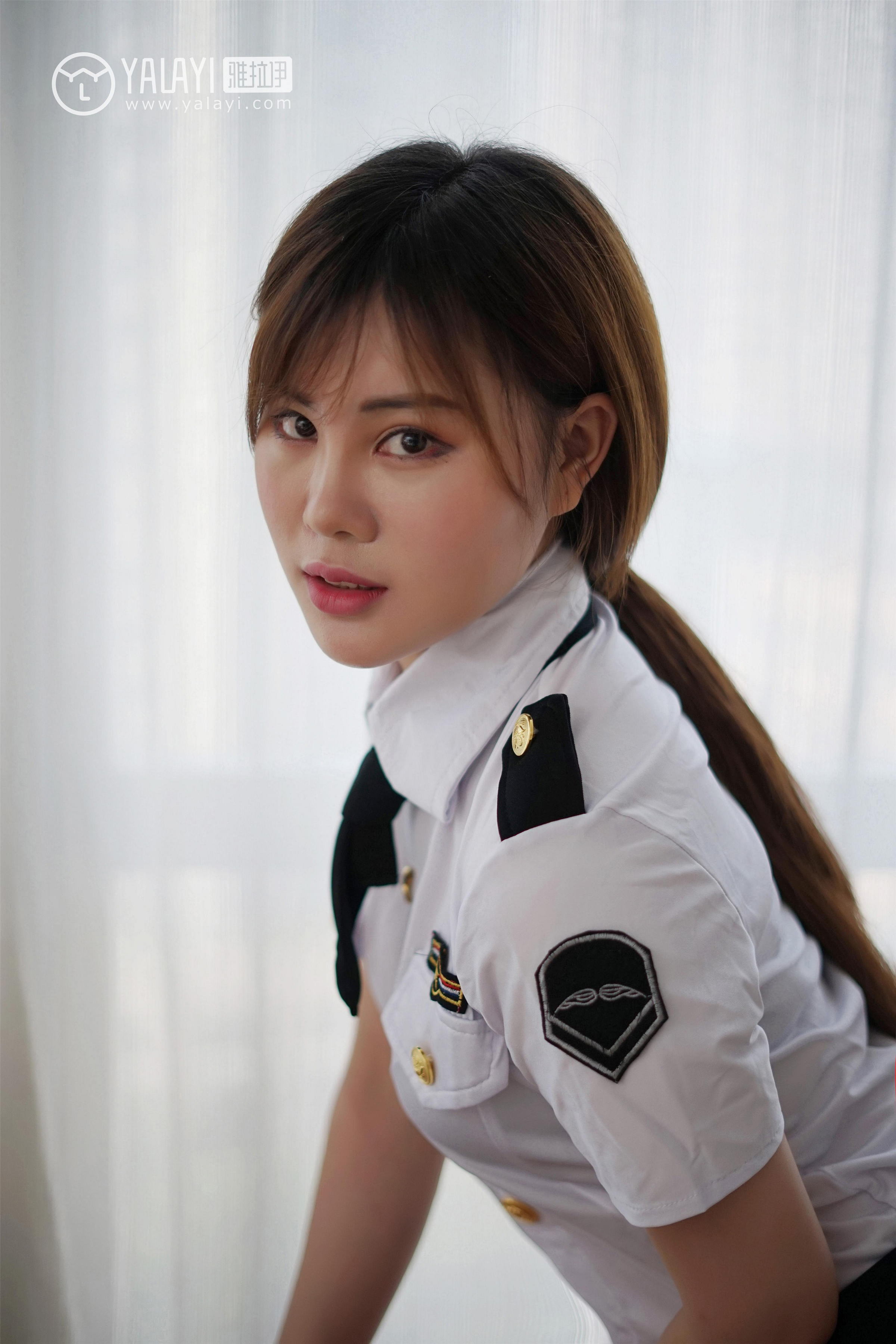 [YALAYI雅拉伊]NO.002 妮妮的黑丝诱惑 艾妮妮 性感女警官制服与短裙加黑色丝袜美腿私房写真集第5张