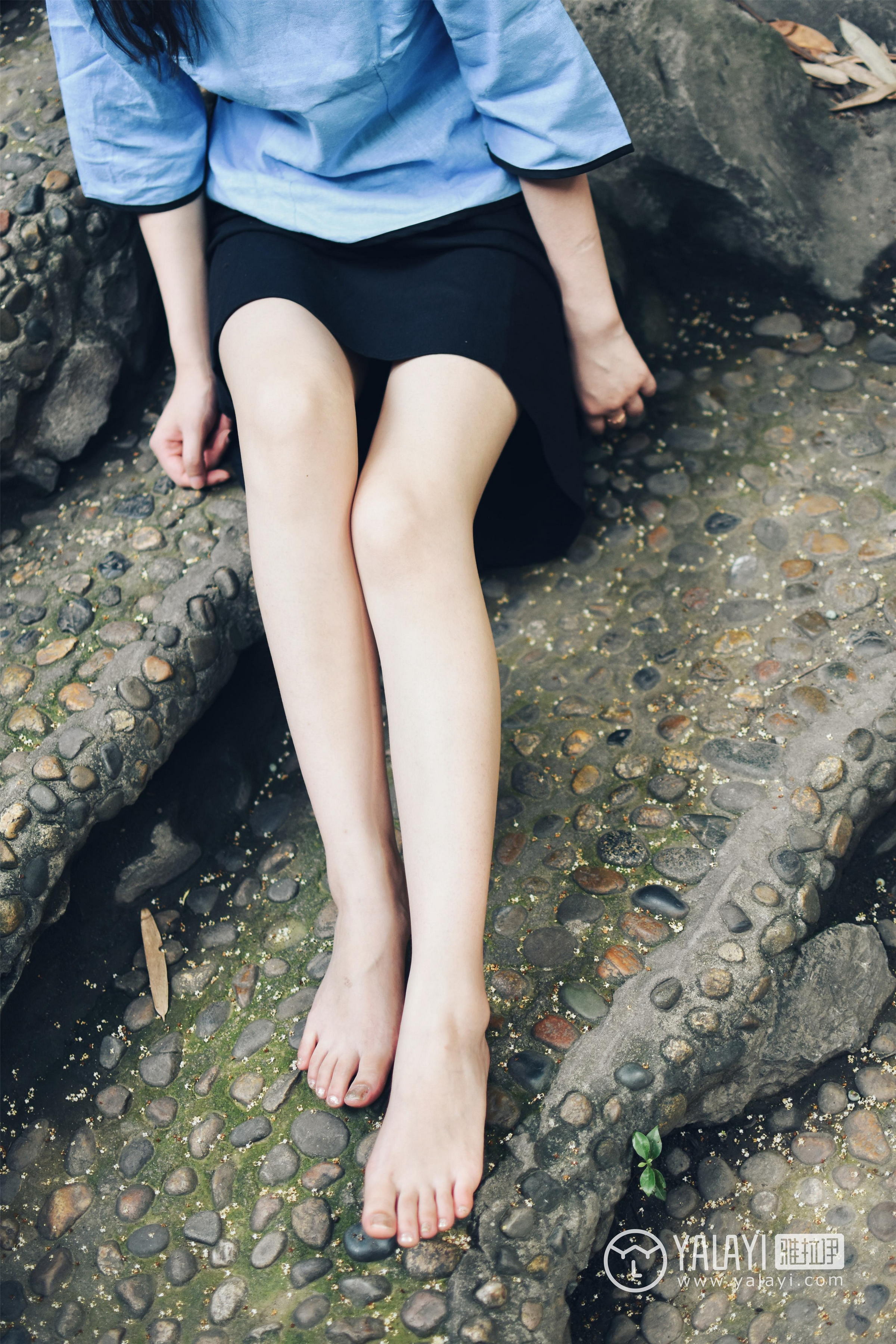 [YALAYI雅拉伊]NO.005 民国女孩叶肖肖 民国女生制服与白色短袖及黑色短裙加肉色丝袜美腿性感私房写真集第7张