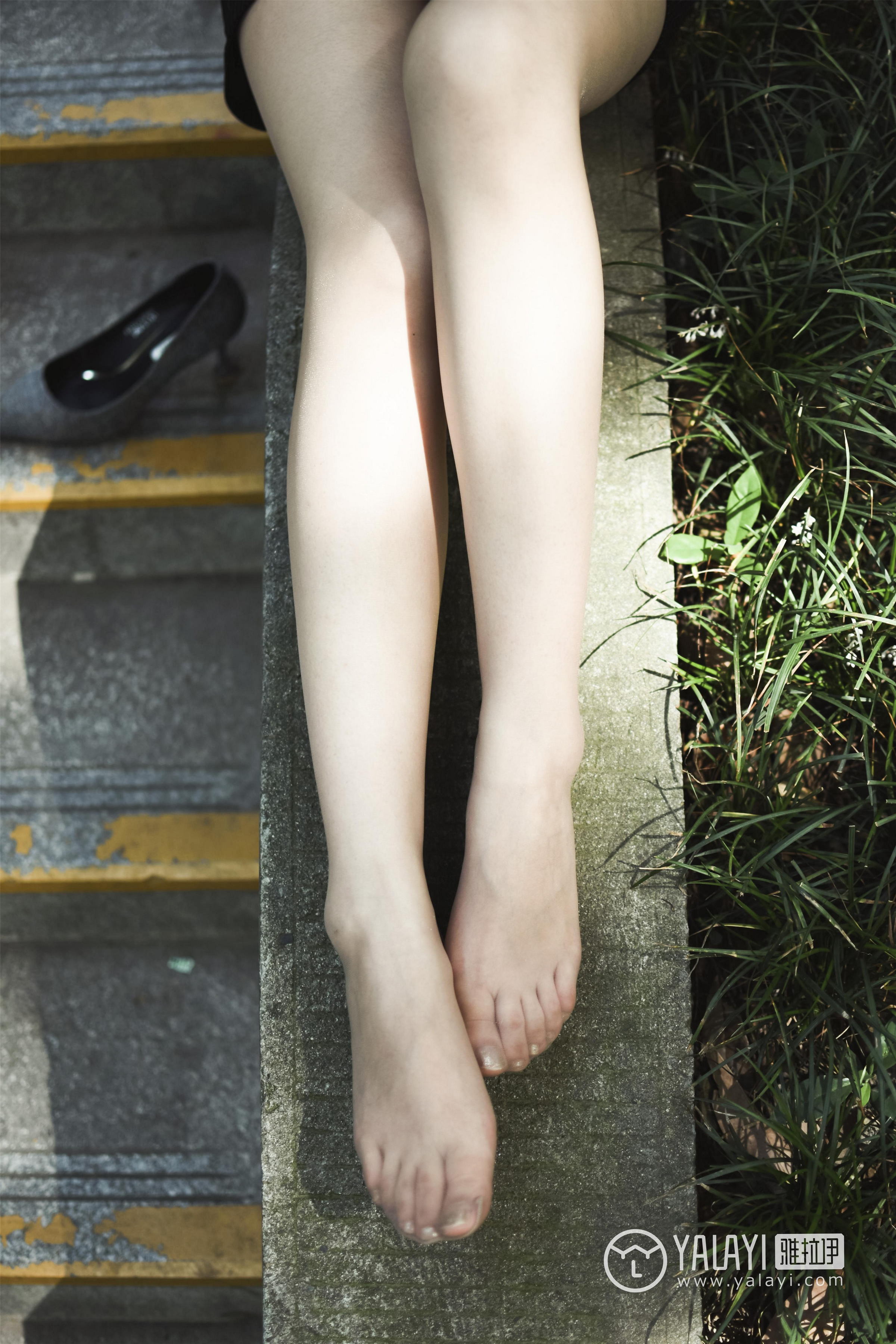 [YALAYI雅拉伊]NO.005 民国女孩叶肖肖 民国女生制服与白色短袖及黑色短裙加肉色丝袜美腿性感私房写真集第17张