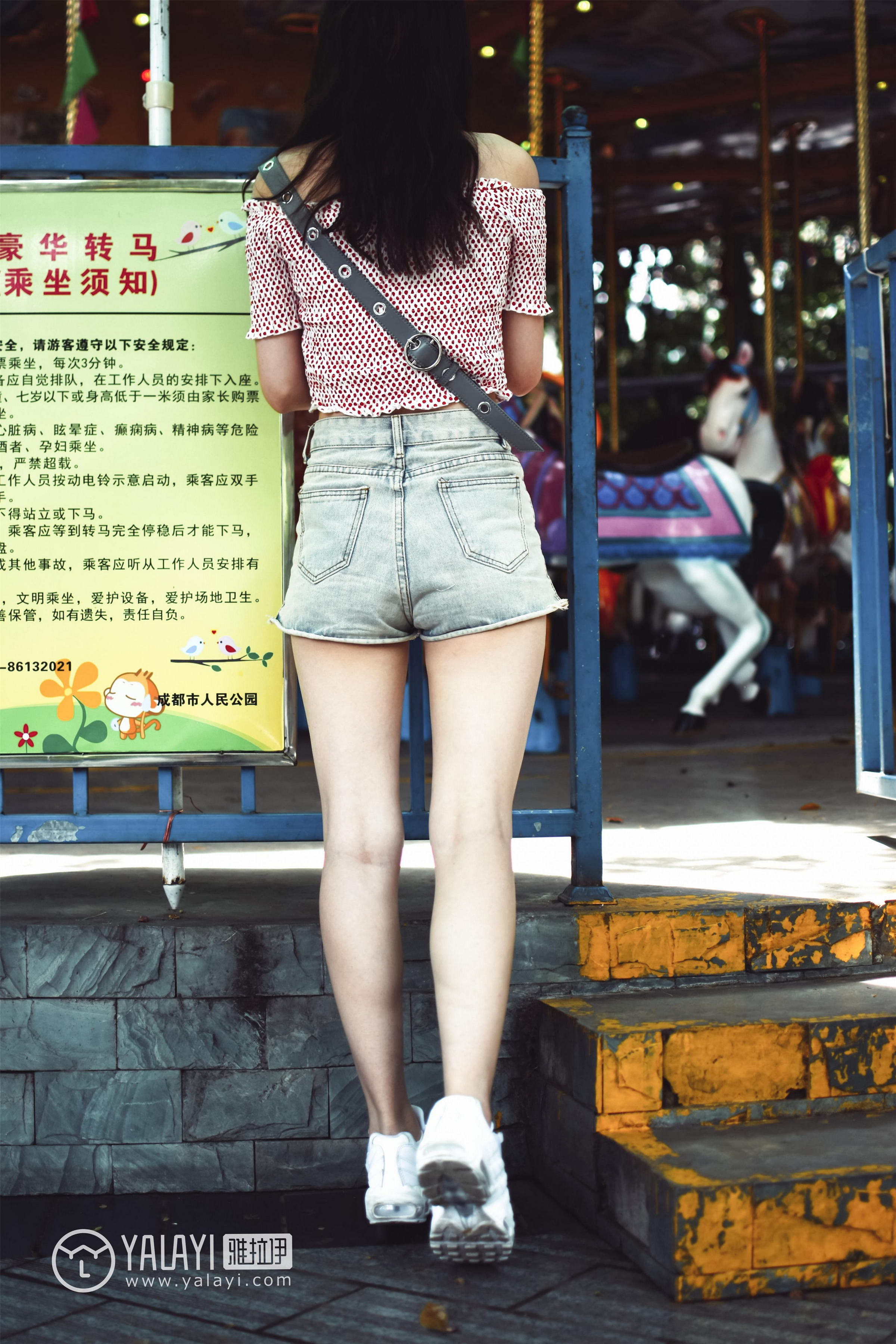 [YALAYI雅拉伊]NO.006 乐园女孩叶肖肖 抹胸短袖加性感短裤私房写真集第3张