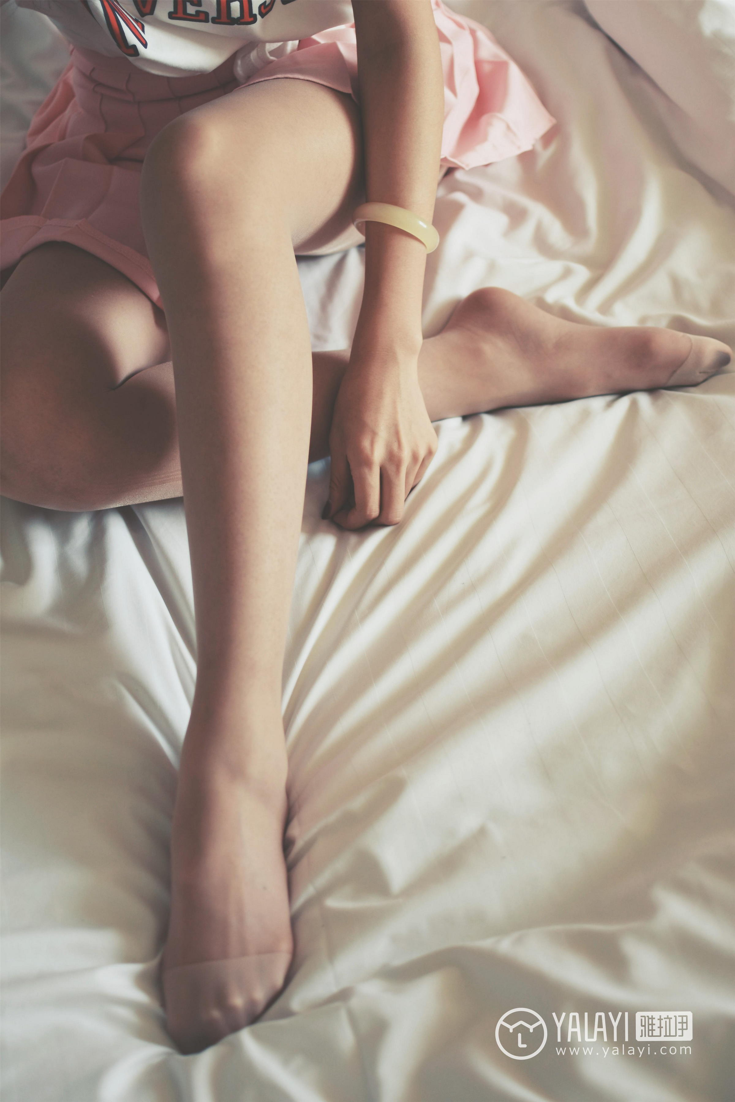 [YALAYI雅拉伊]NO.010 可爱啦啦队服 木晓雨 白色短袖与粉色短裙加肉色丝袜美腿性感私房写真集第3张
