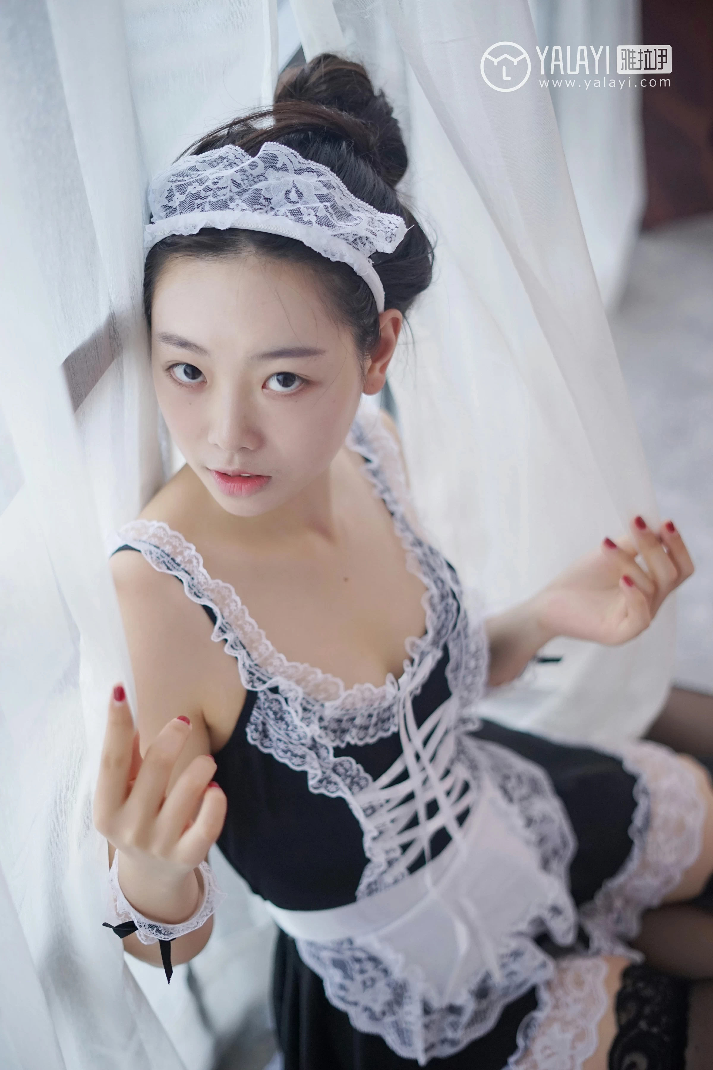 [YALAYI雅拉伊]NO.021 少女女仆 严冰冰 性感制服与黑色透视情趣内衣裙私房写真集第2张