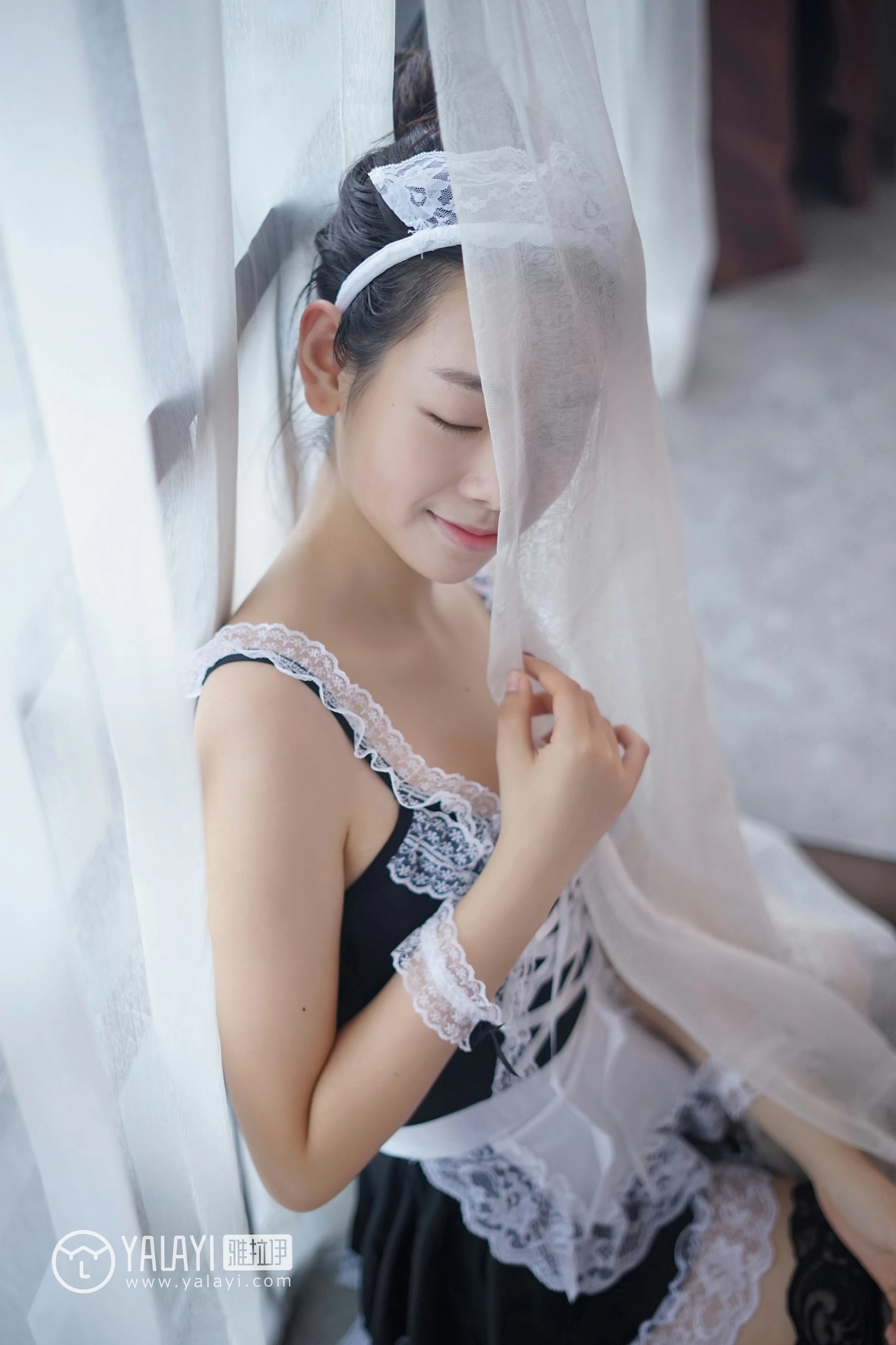 [YALAYI雅拉伊]NO.021 少女女仆 严冰冰 性感制服与黑色透视情趣内衣裙私房写真集第3张