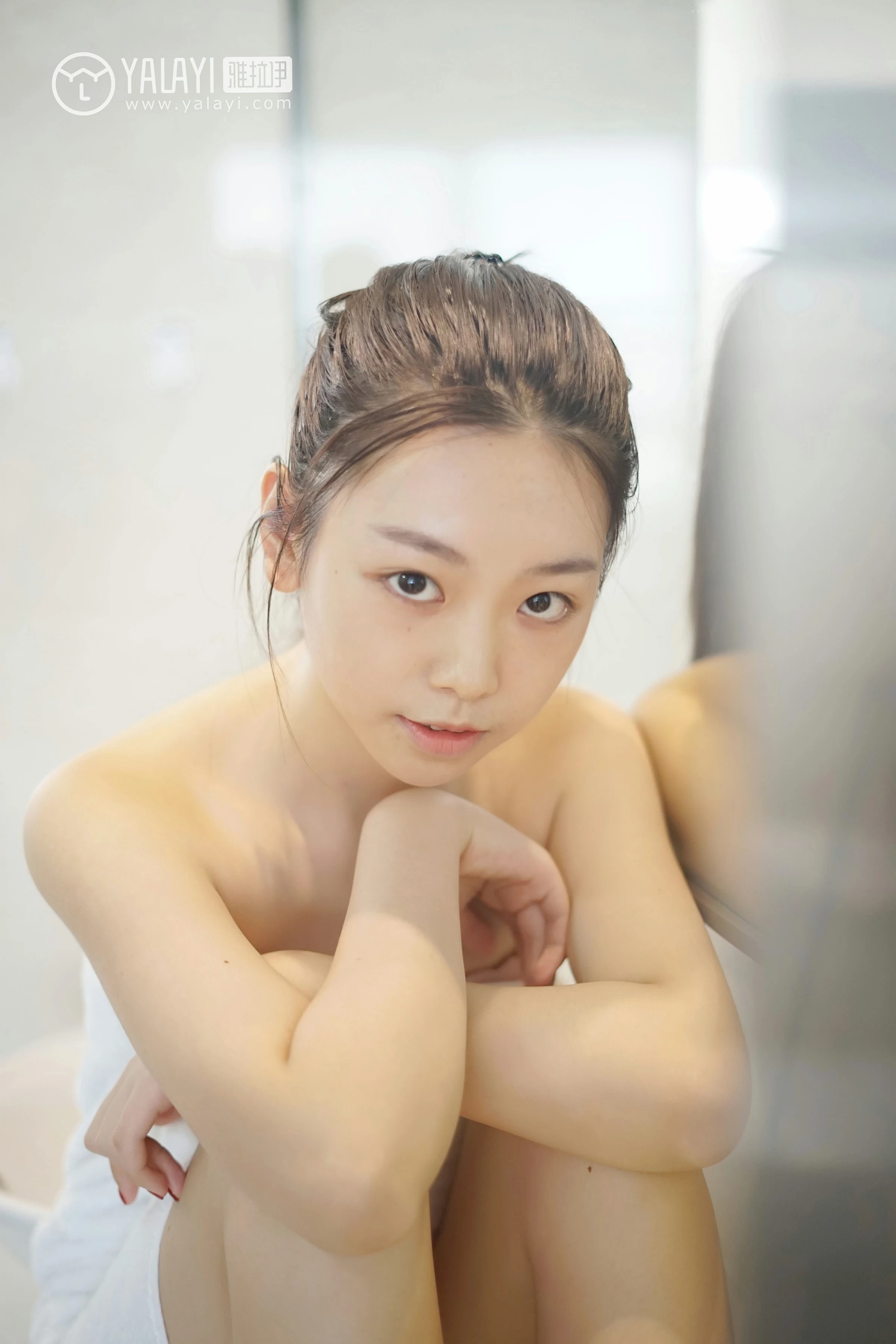 [YALAYI雅拉伊]NO.022 私房物语 严冰冰 黑色紧身制服加格子短裙与白色浴袍性感私房写真集第13张