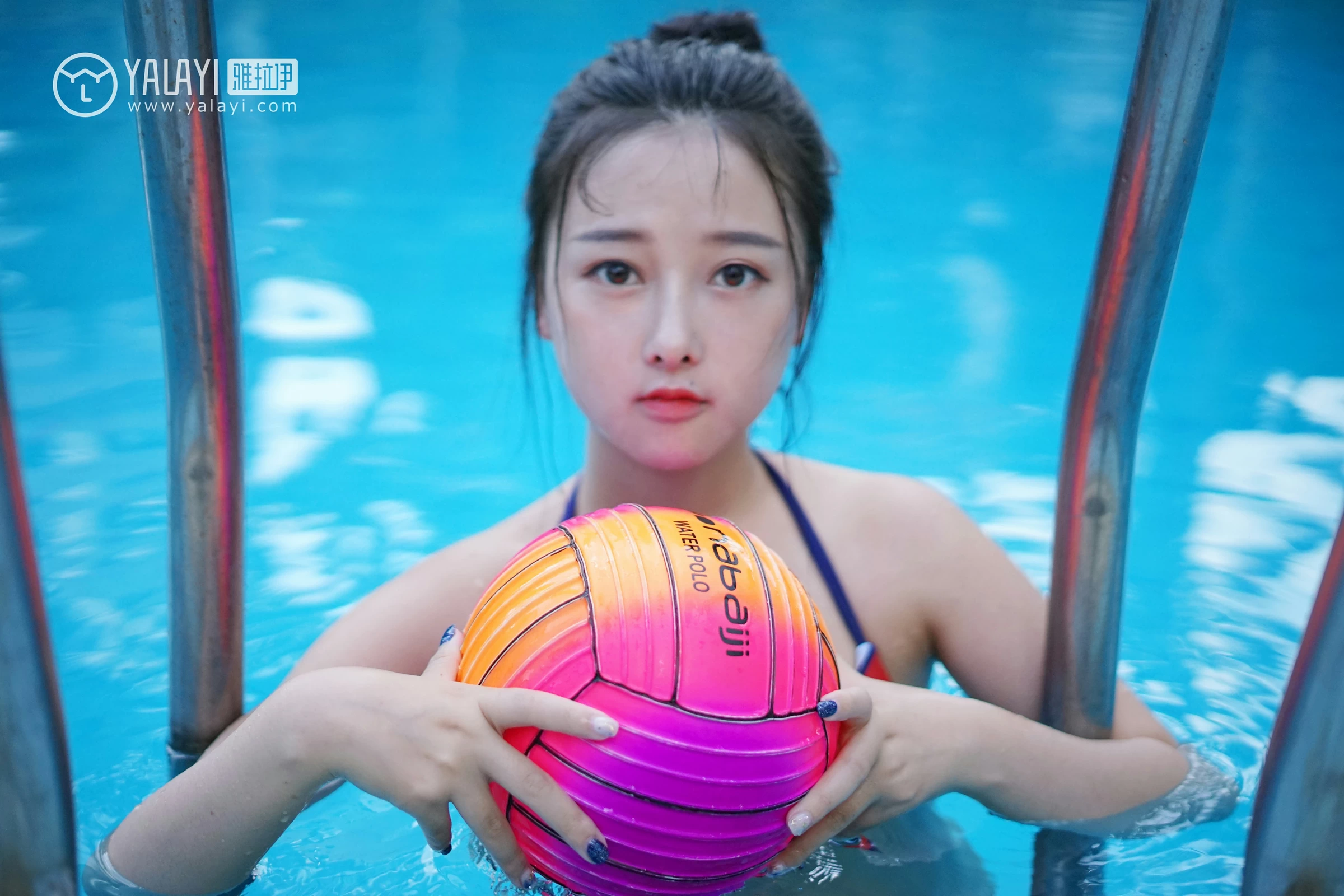 [YALAYI雅拉伊]NO.024 夏日时光 王小淼 彩色比基尼泳装与蓝色浴巾性感私房写真集第5张