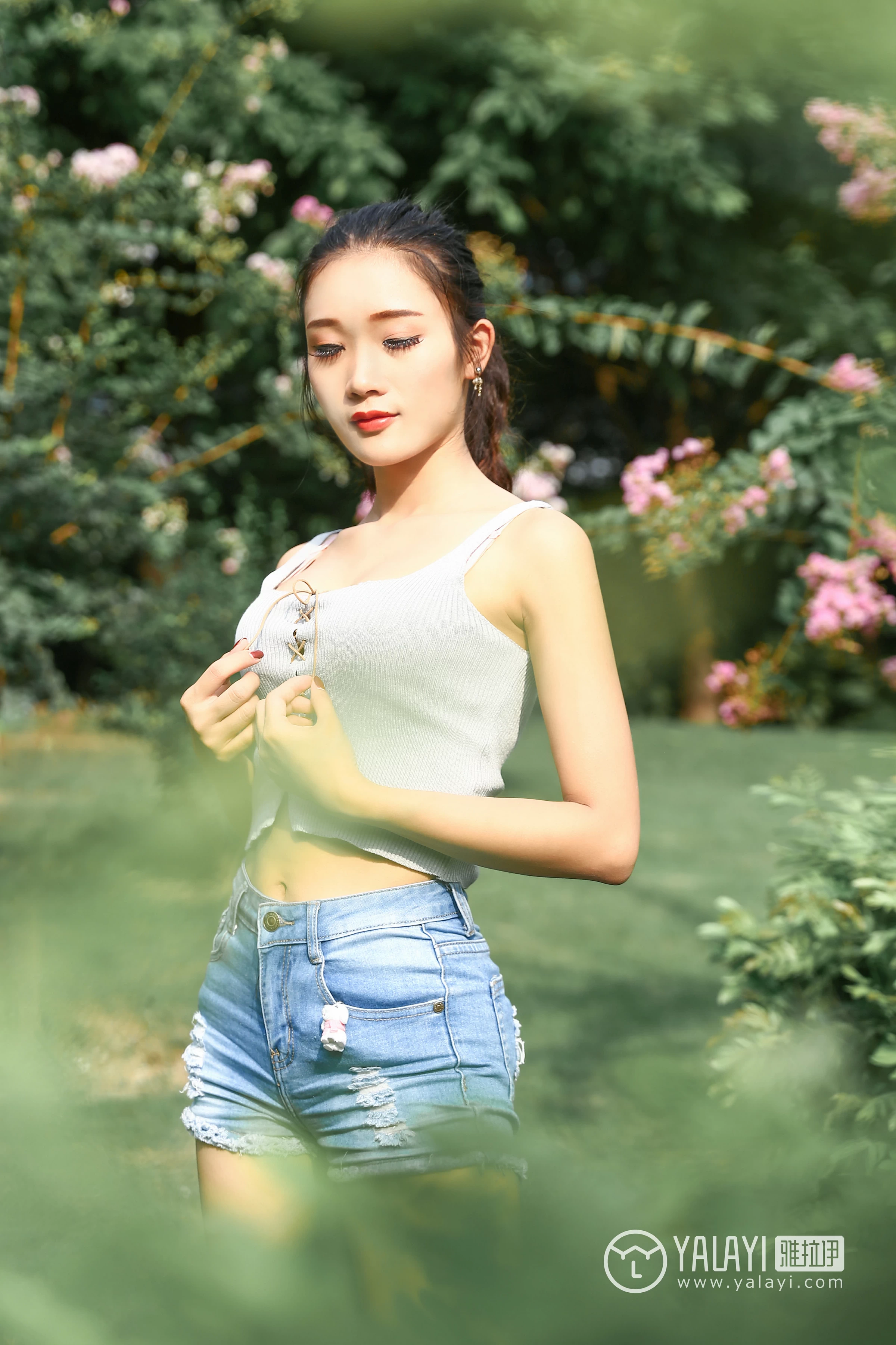[YALAYI雅拉伊]NO.026 花儿少女 兔洱 白色背心加牛仔热裤性感私房写真集第14张