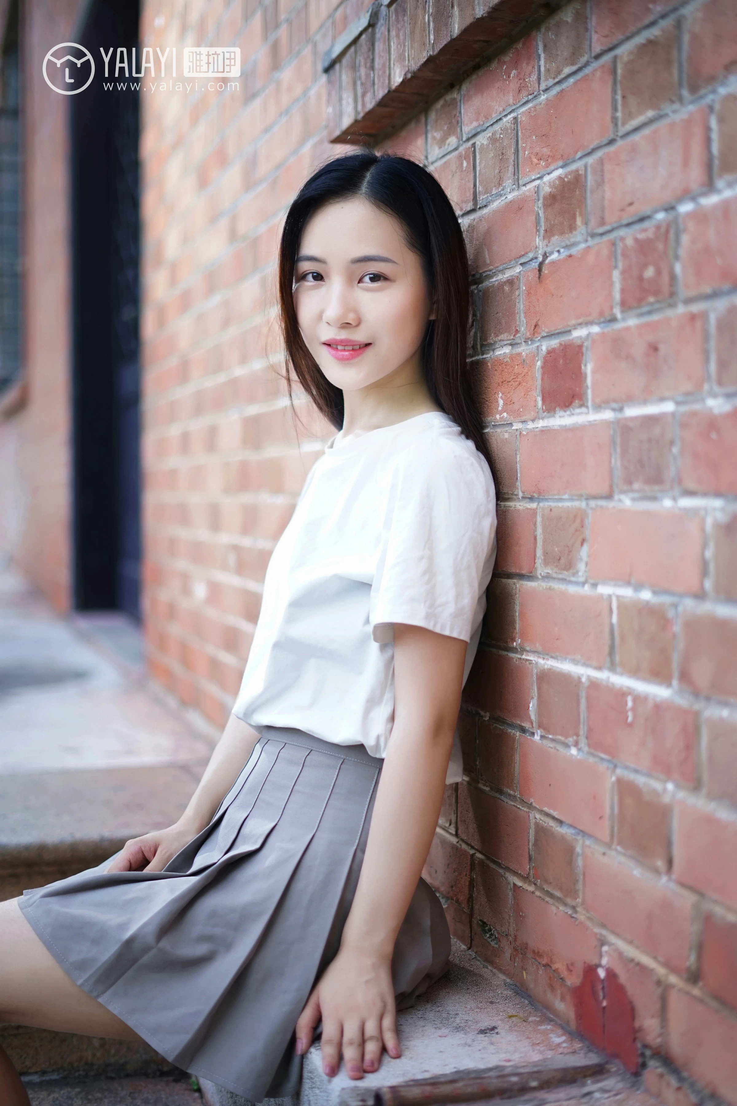 [YALAYI雅拉伊]NO.027 校园邂逅 卡柔 白色短袖加灰色短裙与吊带连衣裙性感私房写真集第5张