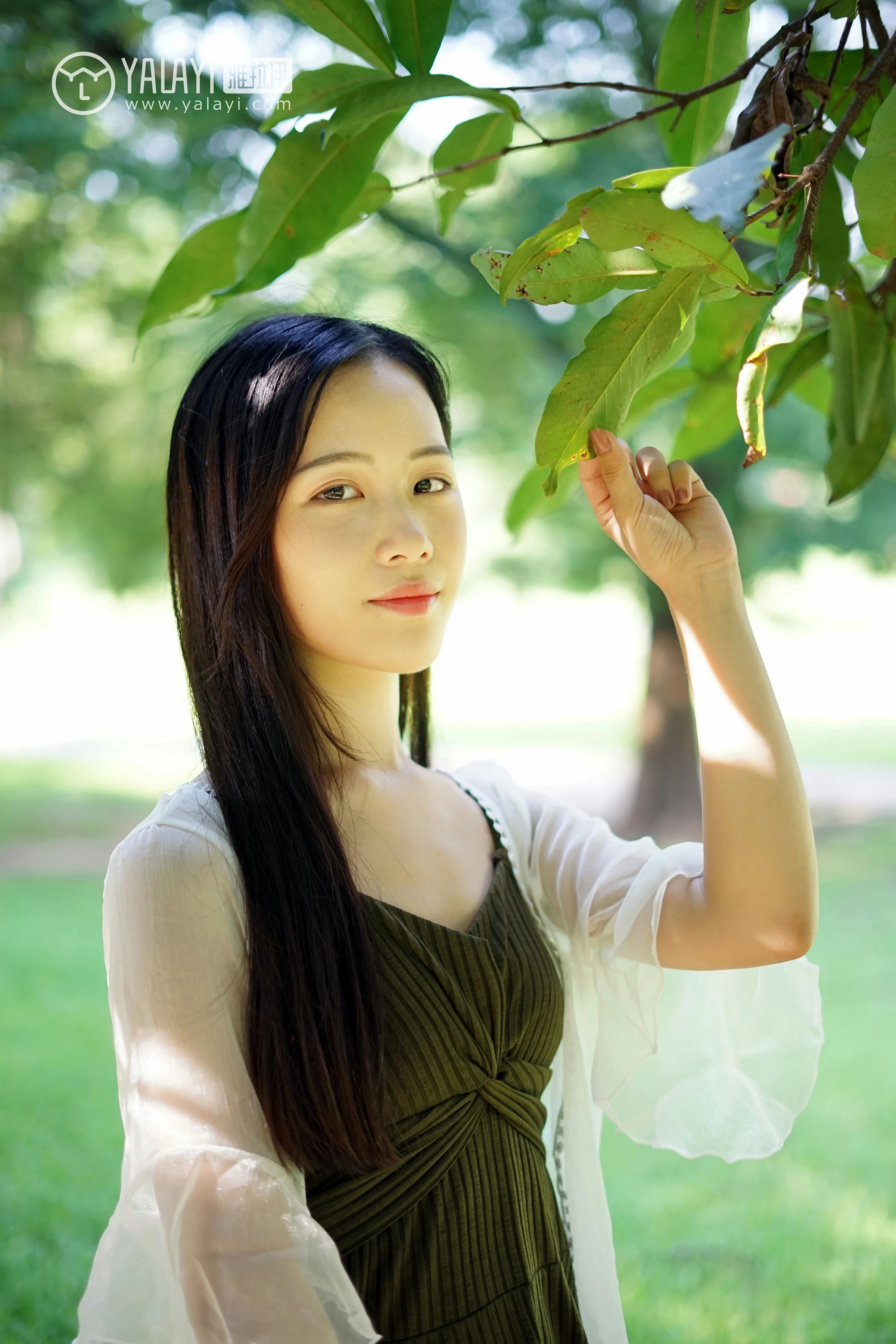 [YALAYI雅拉伊]NO.027 校园邂逅 卡柔 白色短袖加灰色短裙与吊带连衣裙性感私房写真集第10张