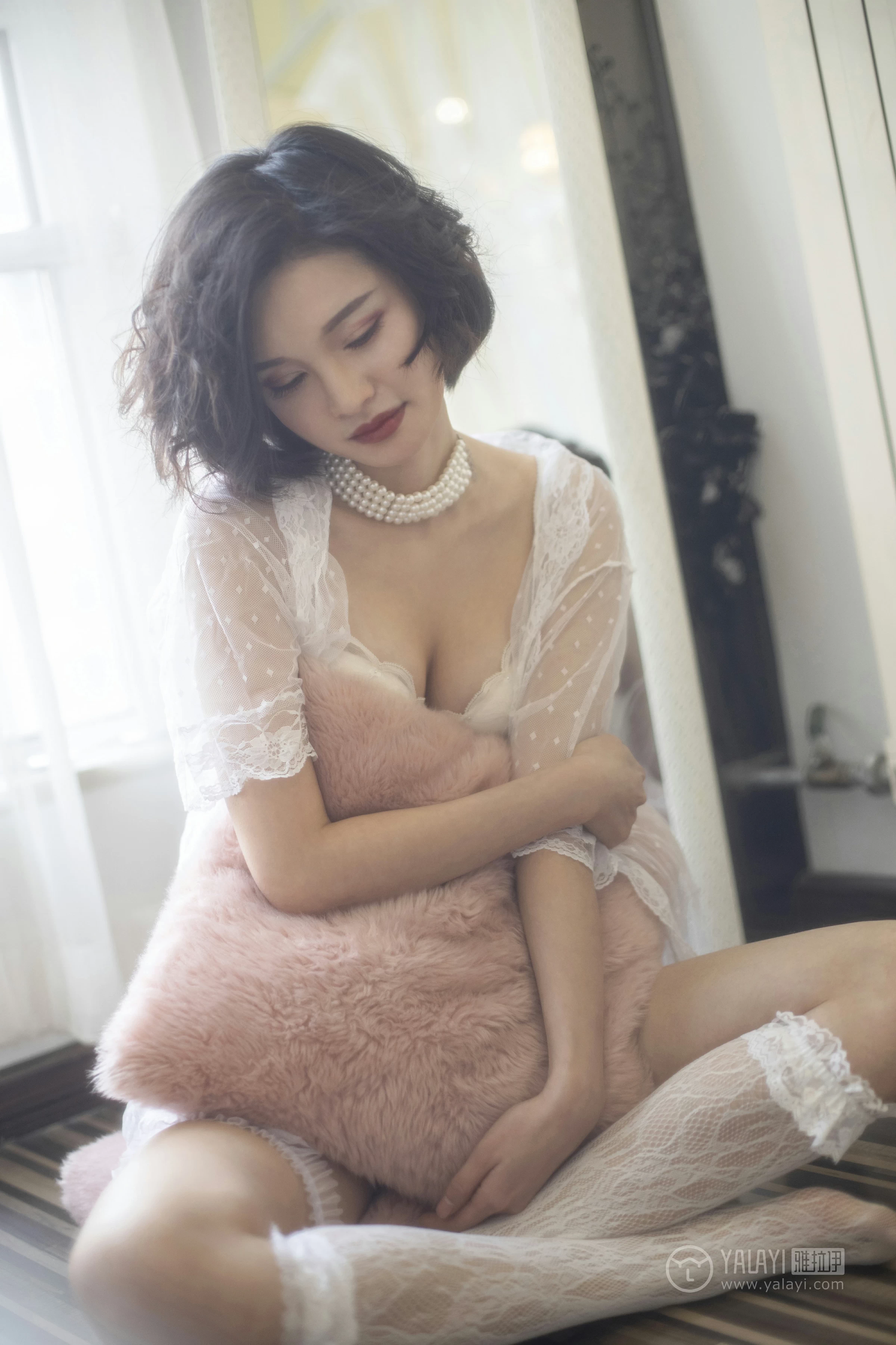 [YALAYI雅拉伊]No.187 盼兮 王艺颖 透视镂空睡衣与白色蕾丝内衣加白色情趣渔网袜性感私房写真集第13张